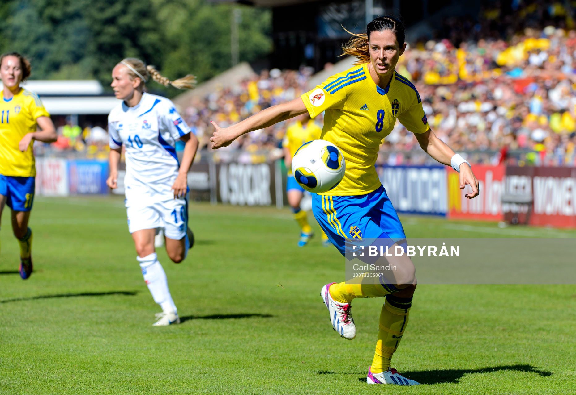 Sveriges Lotta Schelin med bollen i kvartsfinalen mellan
