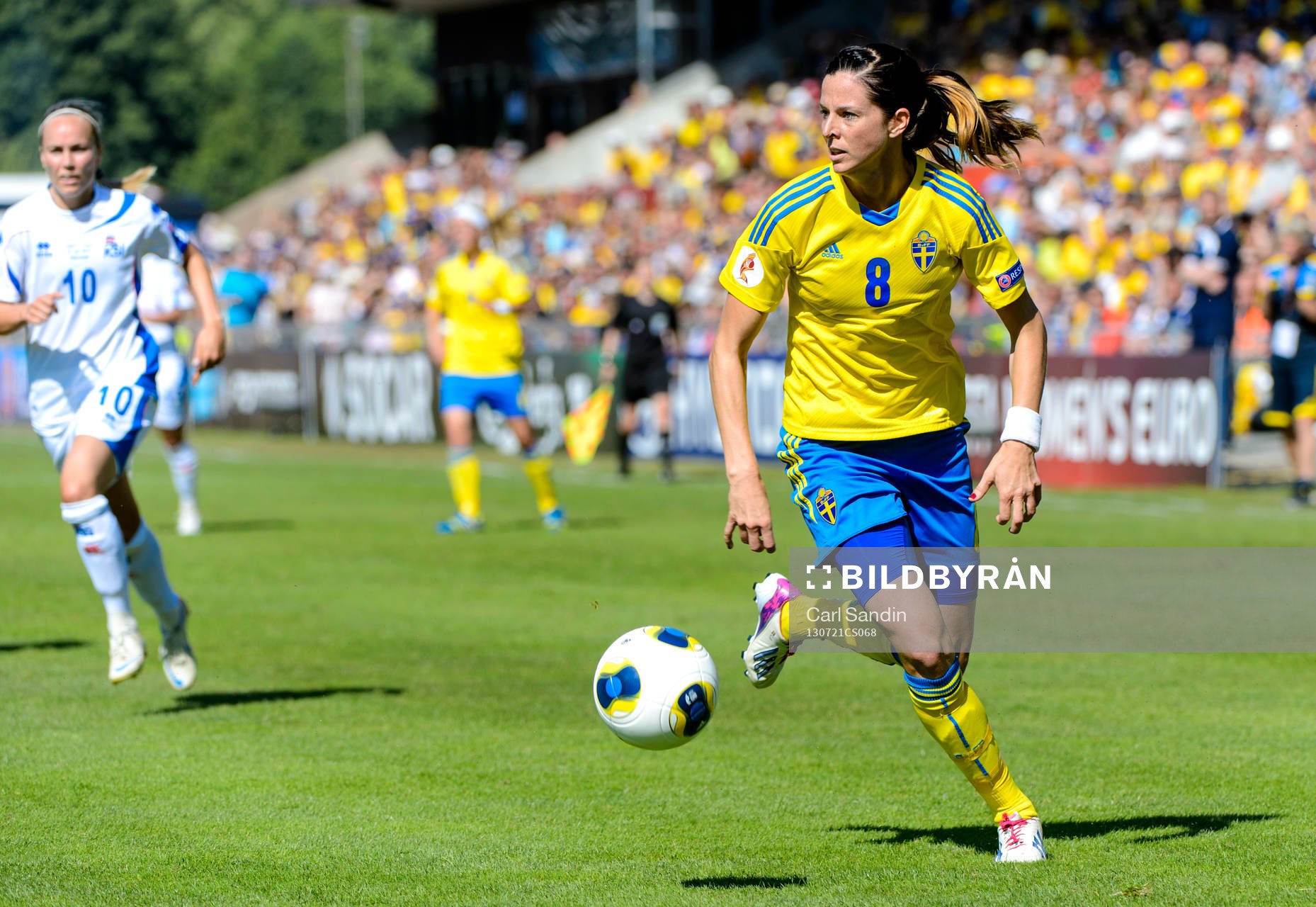 Sveriges Lotta Schelin med bollen i kvartsfinalen mellan