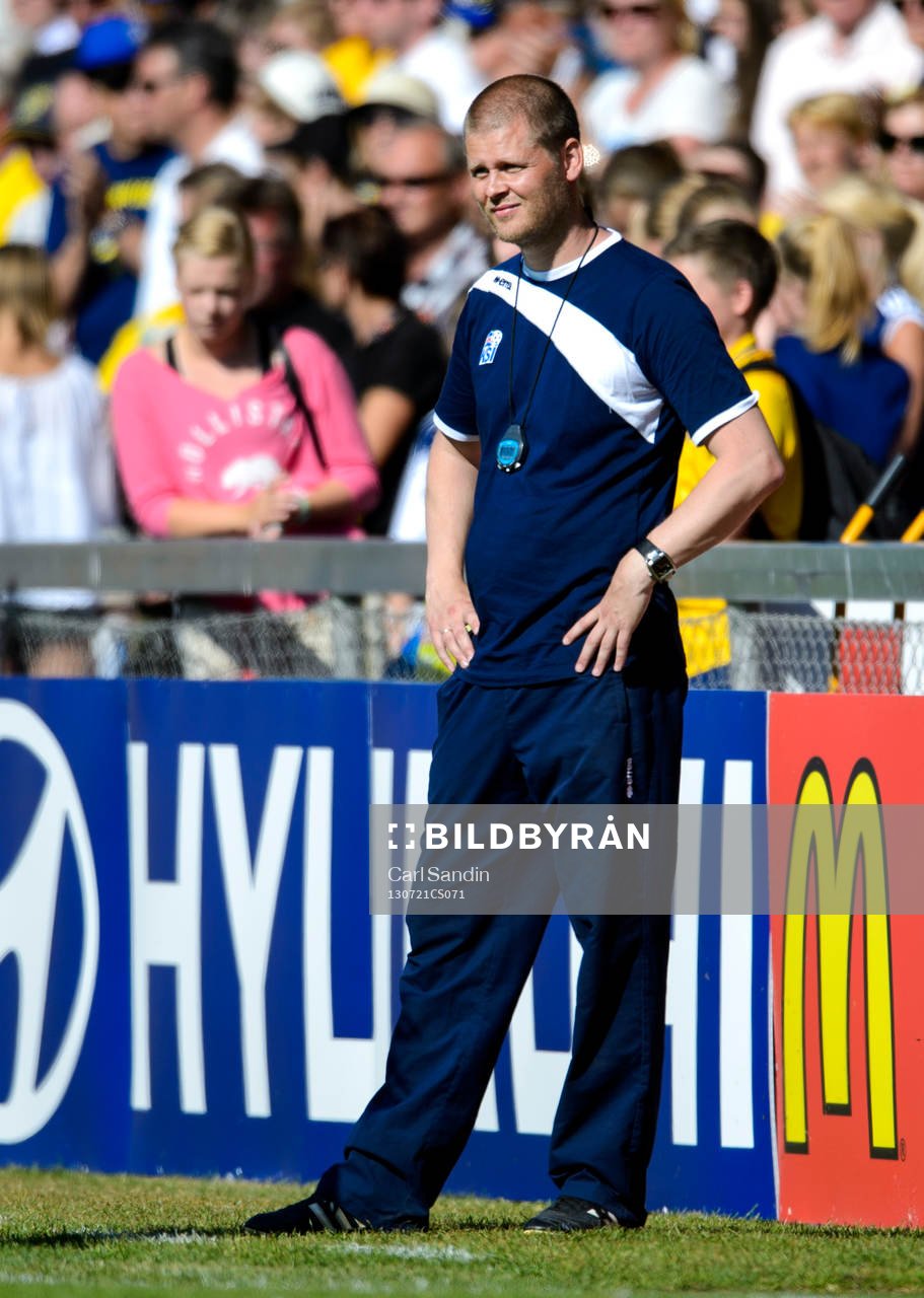 Islands förbundskapten Sigurdur Ragnar Eyjolfsson i kvartsfinalen mellan Sverige och Island under dam-EM i fotboll 21 juli 2013 i Halmstad.