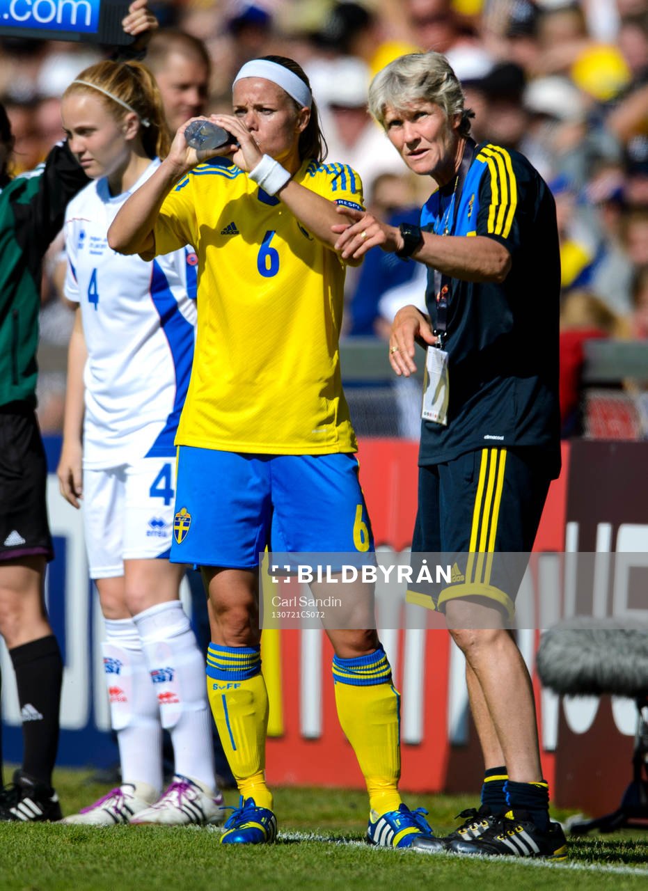 Sveriges Sara Thunebro pratar med förbundskapten Pia Sundhage i kvartsfinalen mellan Sverige och Island under dam-EM i fotboll 21 juli 2013 i Halmstad.