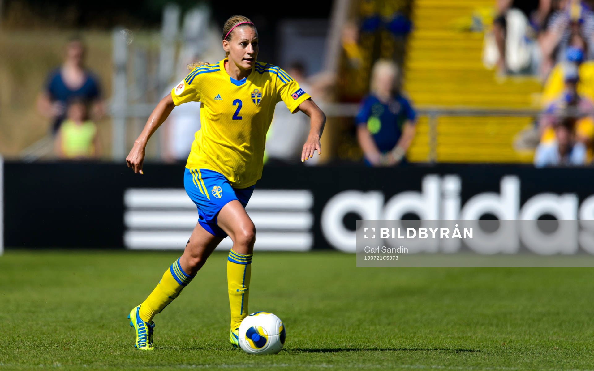 Sveriges Charlotte Rohlin med bollen i kvartsfinalen mellan