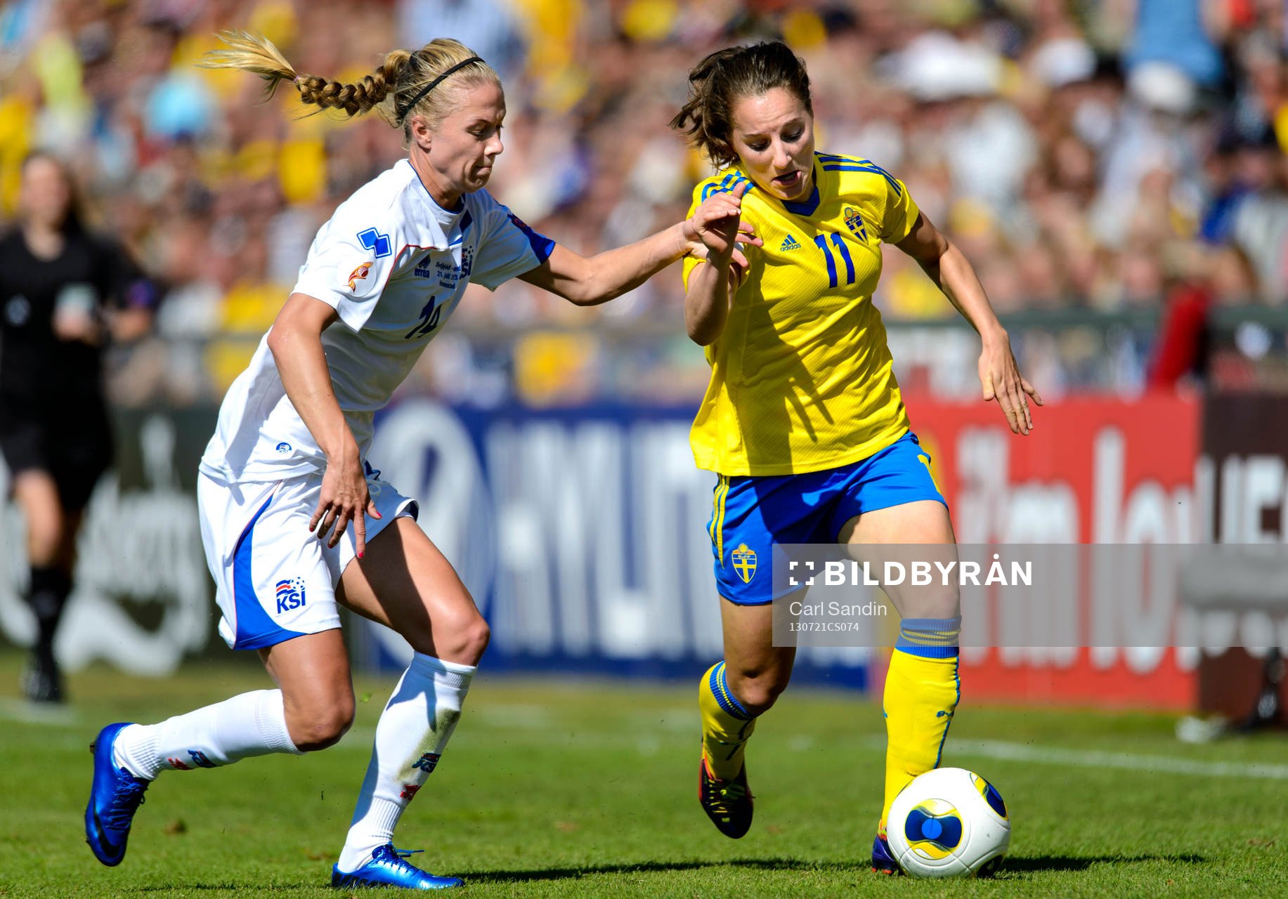 Närkamp mellan Islands Dagny Brynjarsdottir och Sveriges Antonia Göransson i kvartsfinalen mellan Sverige och Island under dam-EM i fotboll 21 juli 2013 i Halmstad.