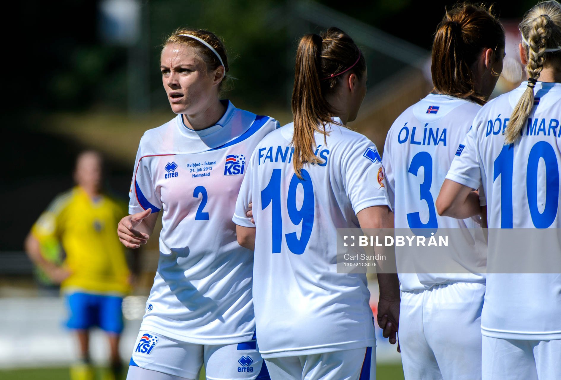Islands Sif Atladottir ställer upp muren vid en frispark i kvartsfinalen mellan Sverige och Island under dam-EM i fotboll 21 juli 2013 i Halmstad.