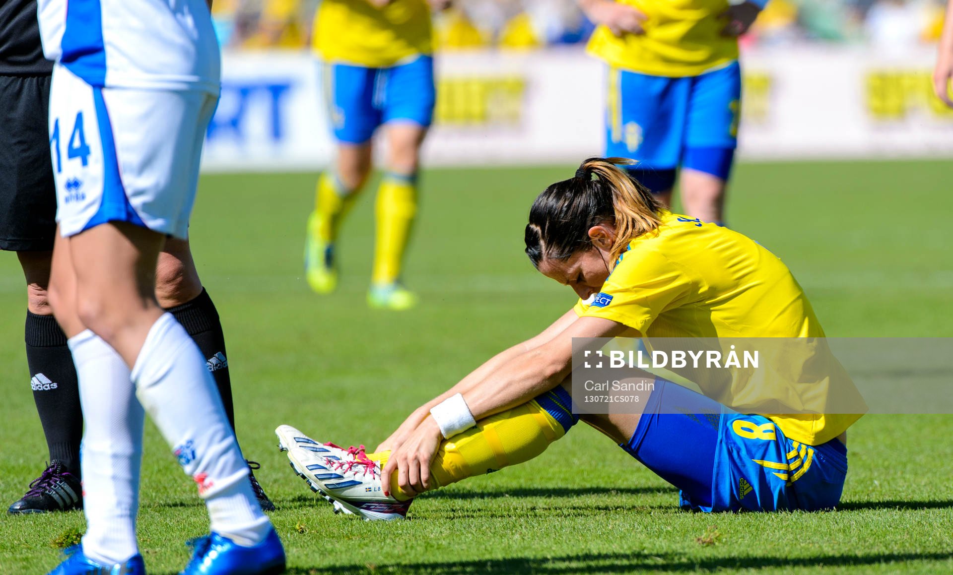 Sveriges Lotta Schelin sitter och deppar på gräset i