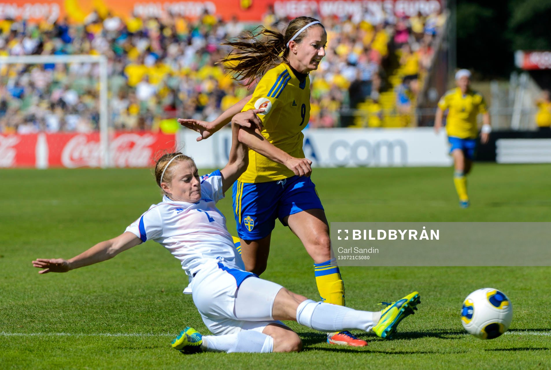 Närkamp mellan Islands Sif Atladottir och Sveriges Kosovare Asllani i kvartsfinalen mellan Sverige och Island under dam-EM i fotboll 21 juli 2013 i Halmstad.