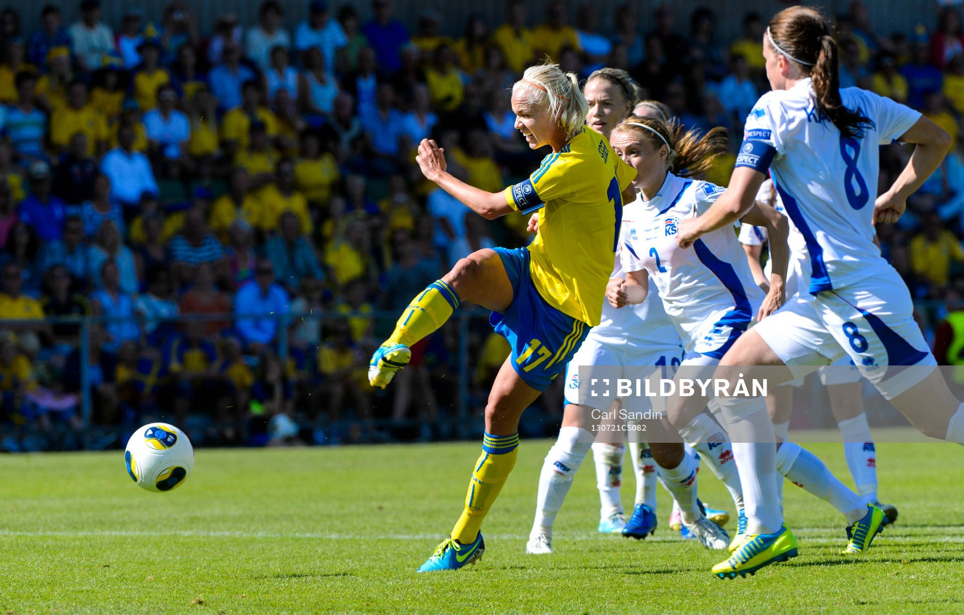 Sveriges Caroline Seger skiter mot mål i kvartsfinalen
