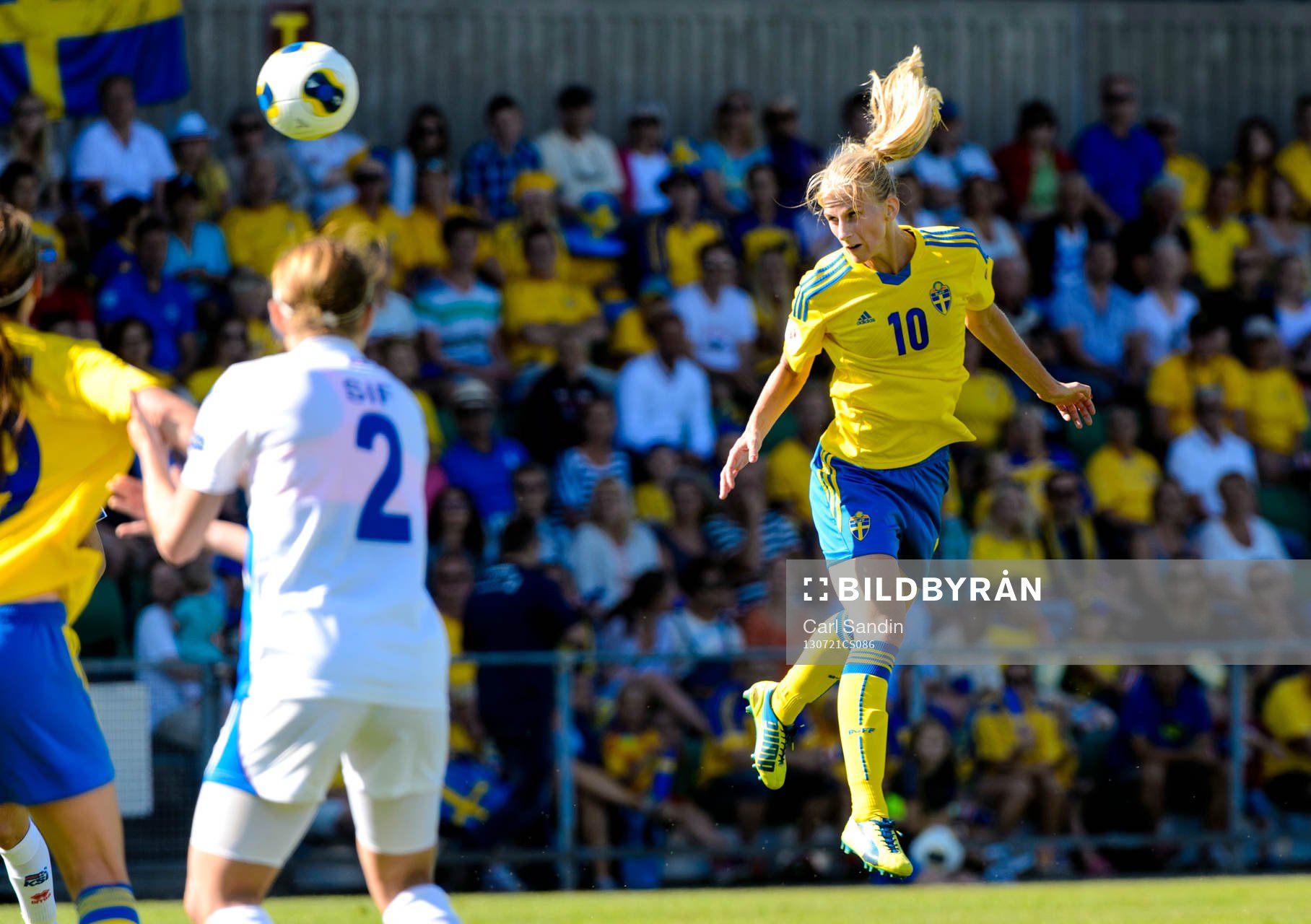 Sveriges Sofia Jakobsson nickar bollen i kvartsfinalen