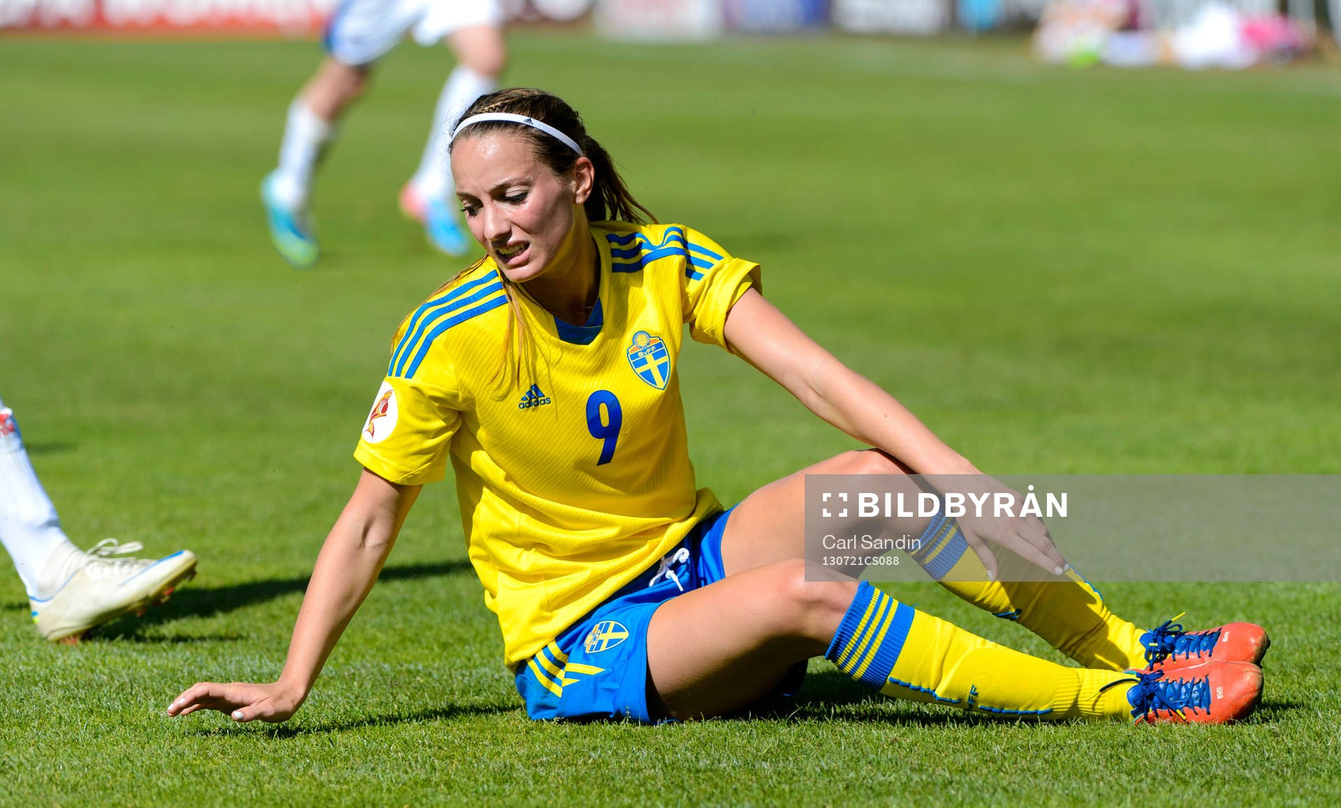 Sveriges Kosovare Asllani sitter och deppar på gräset i