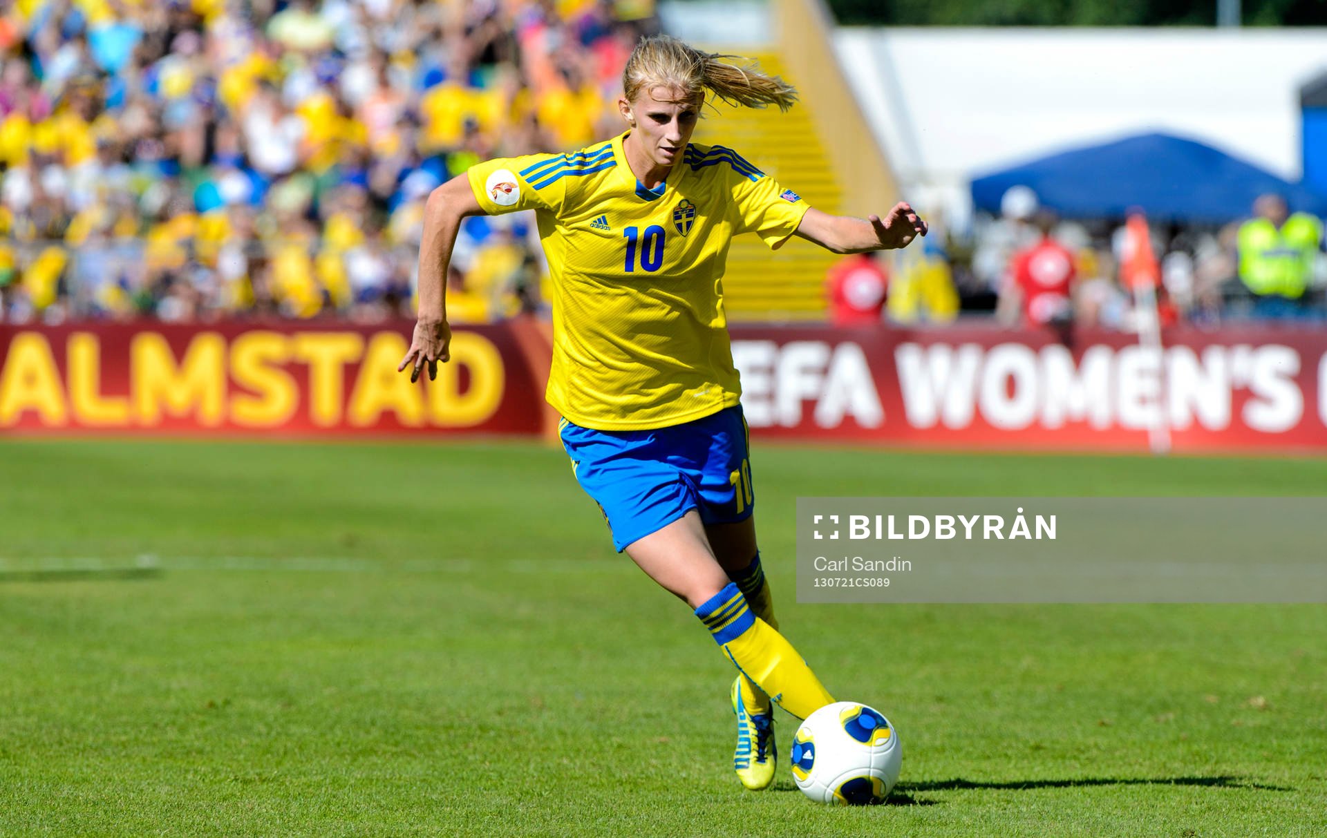 Sveriges Sofia Jakobsson med bollen i kvartsfinalen mellan