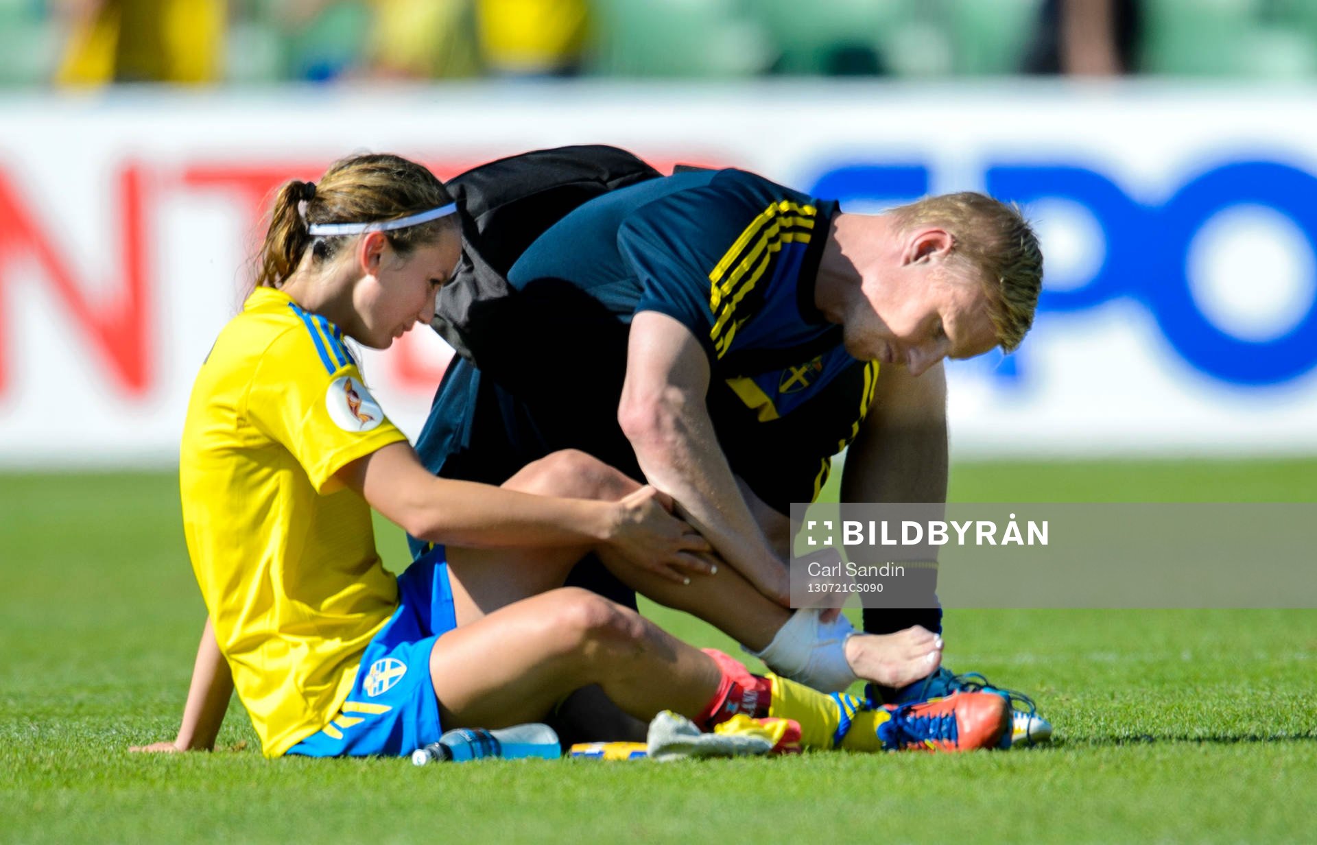 Sveriges Kosovare Asllani får sin vänsterfot undersökt