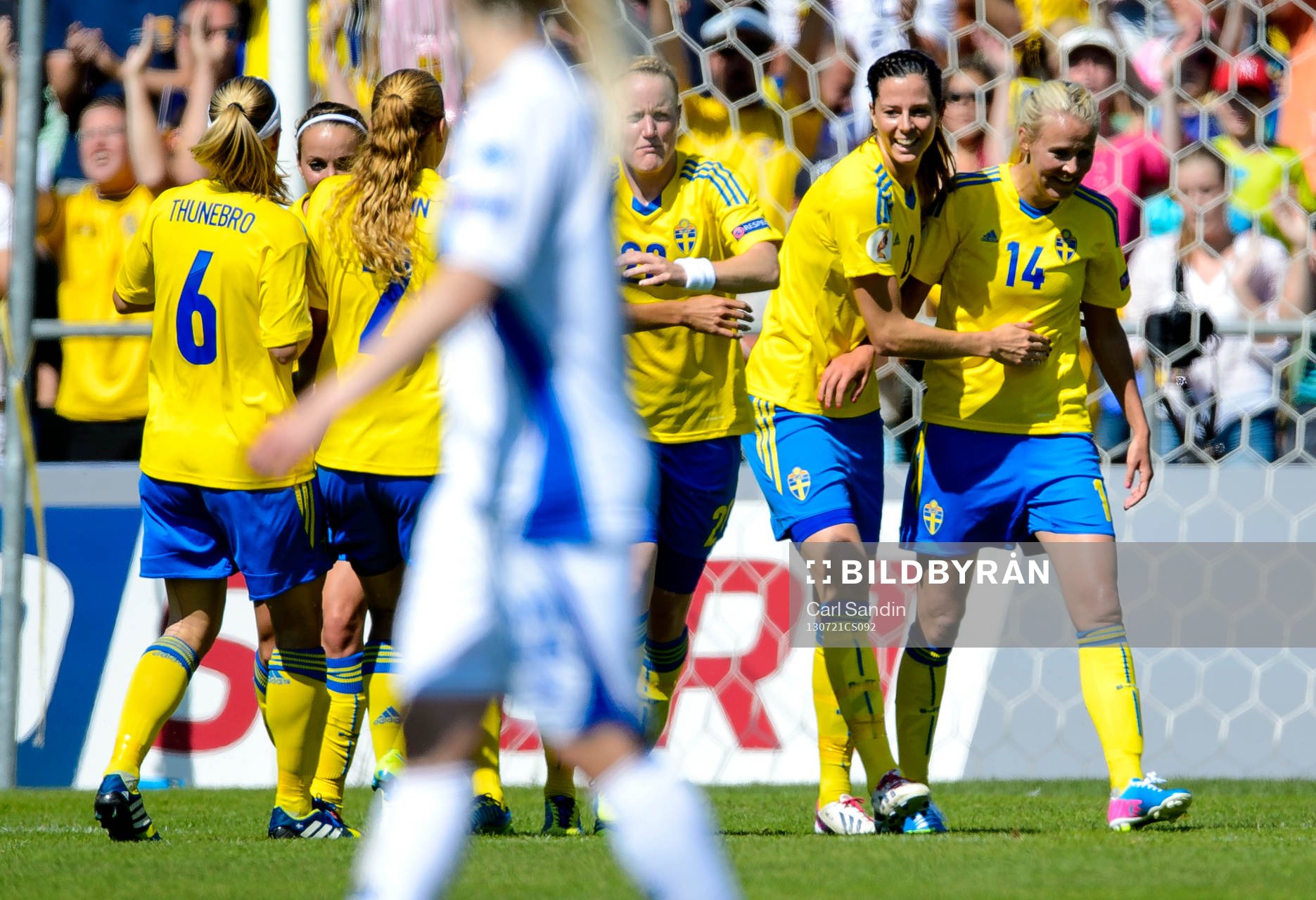 Sveriges Lotta Schelin och Josefine Öqvist firar