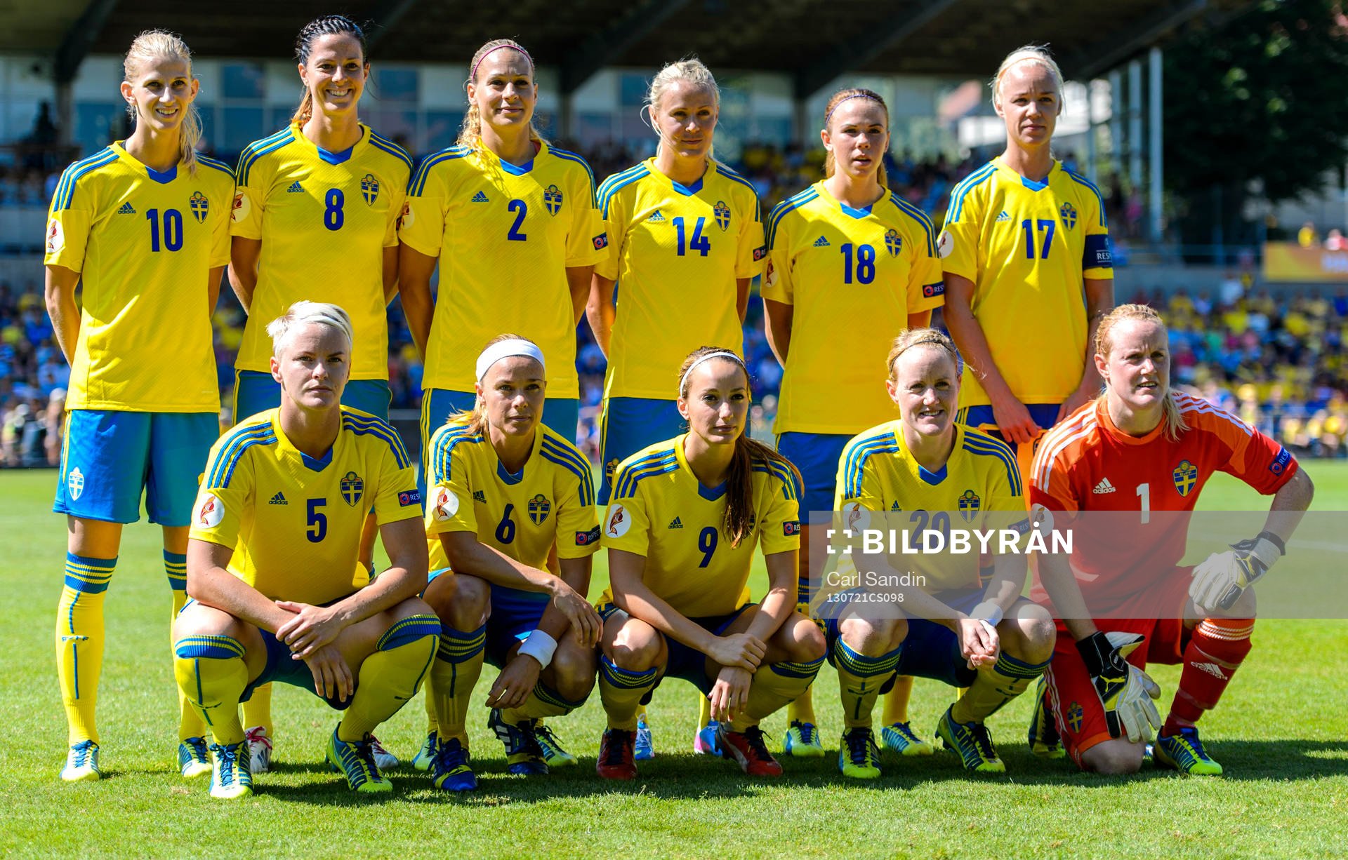 Sveriges startelva i kvartsfinalen mellan Sverige och Island under dam-EM i fotboll 21 juli 2013 i Halmstad. Bakre raden fr.v. Sofia Jakobsson, Lotta Schelin, Charlotte Rohlin, Josefine Öqvist, Jessica Samuelsson, Caroline Seger. Främre redan fr.v. Nilla Fischer, Sara Thunebro, Kosovare Asllani, Marie Hammarström, målvakt Kristin Hammarström.