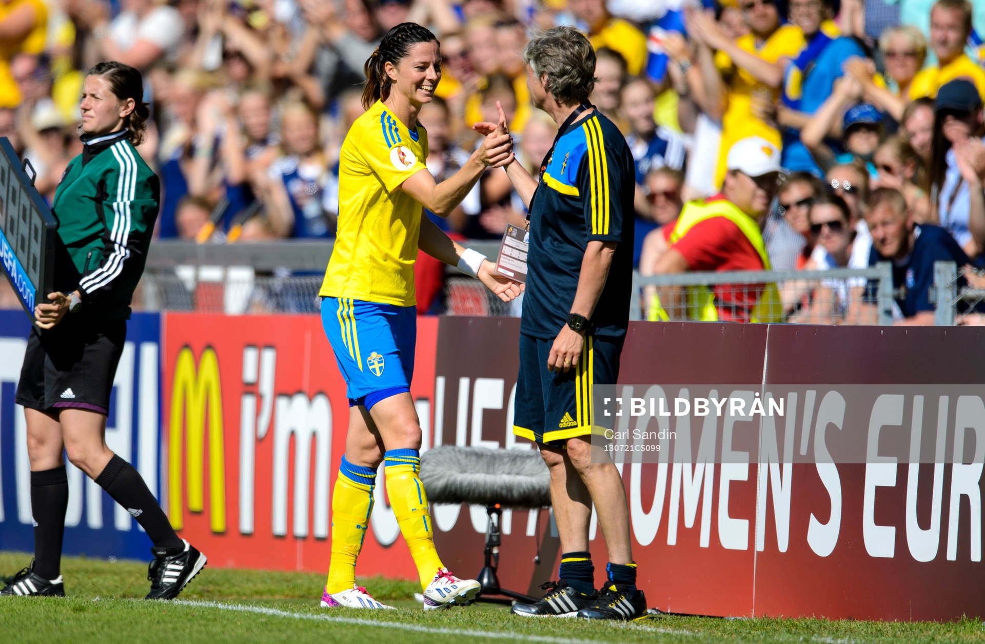 Sveriges Lotta Schelin byts ut i 67e minuten och tackas av