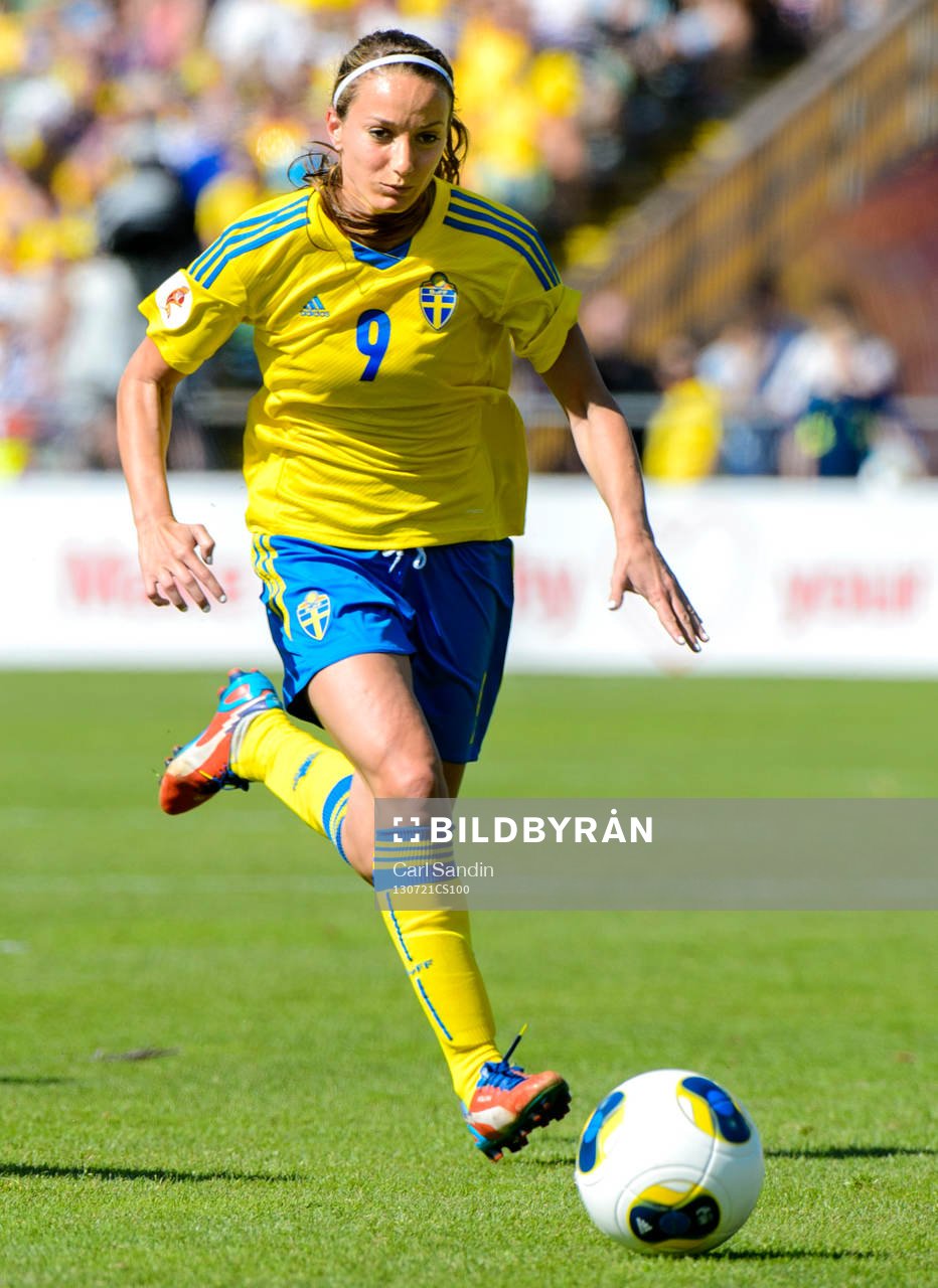 Sveriges Kosovare Asllani jagar