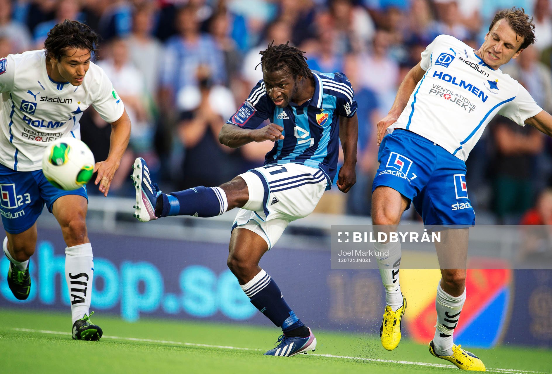 Djurgårdens Amadou Jawo skjuter ett skott