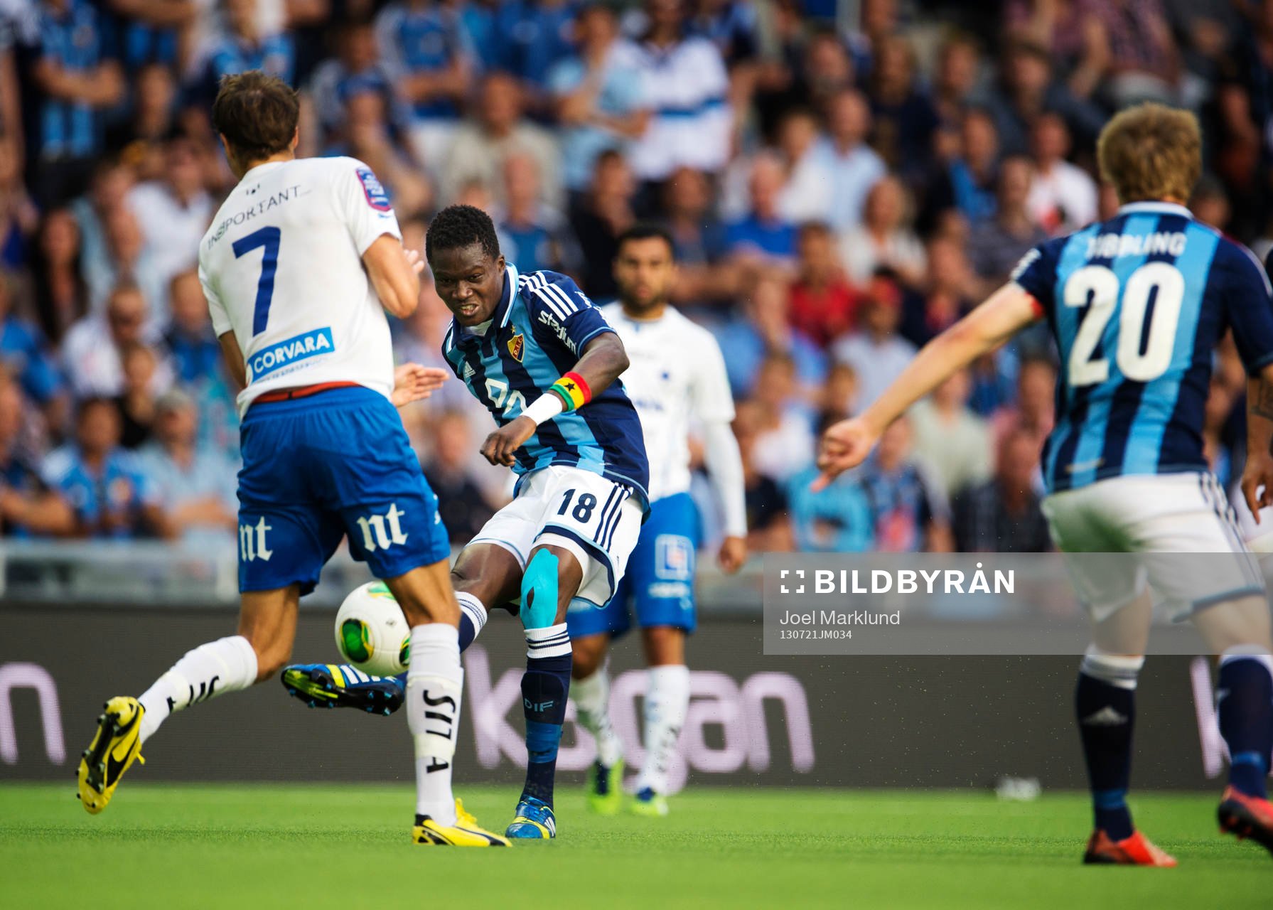 Djurgårdens Daniel Amartey passar bollen