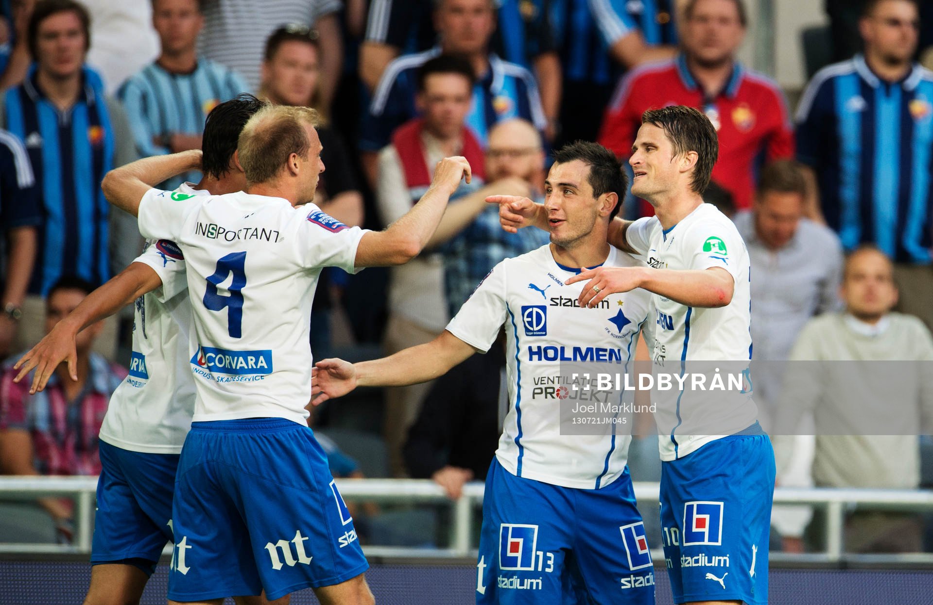 Norrköpings Gunnar Heidar Thorvaldsson (h) gratuleras till