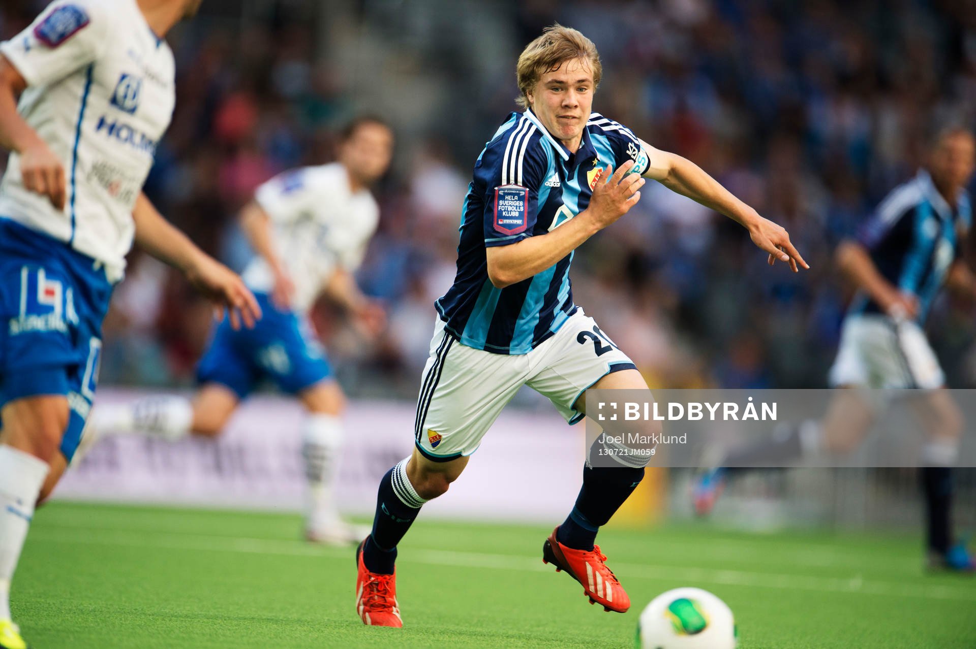 Djurgårdens Simon Tibbling jagar bollen