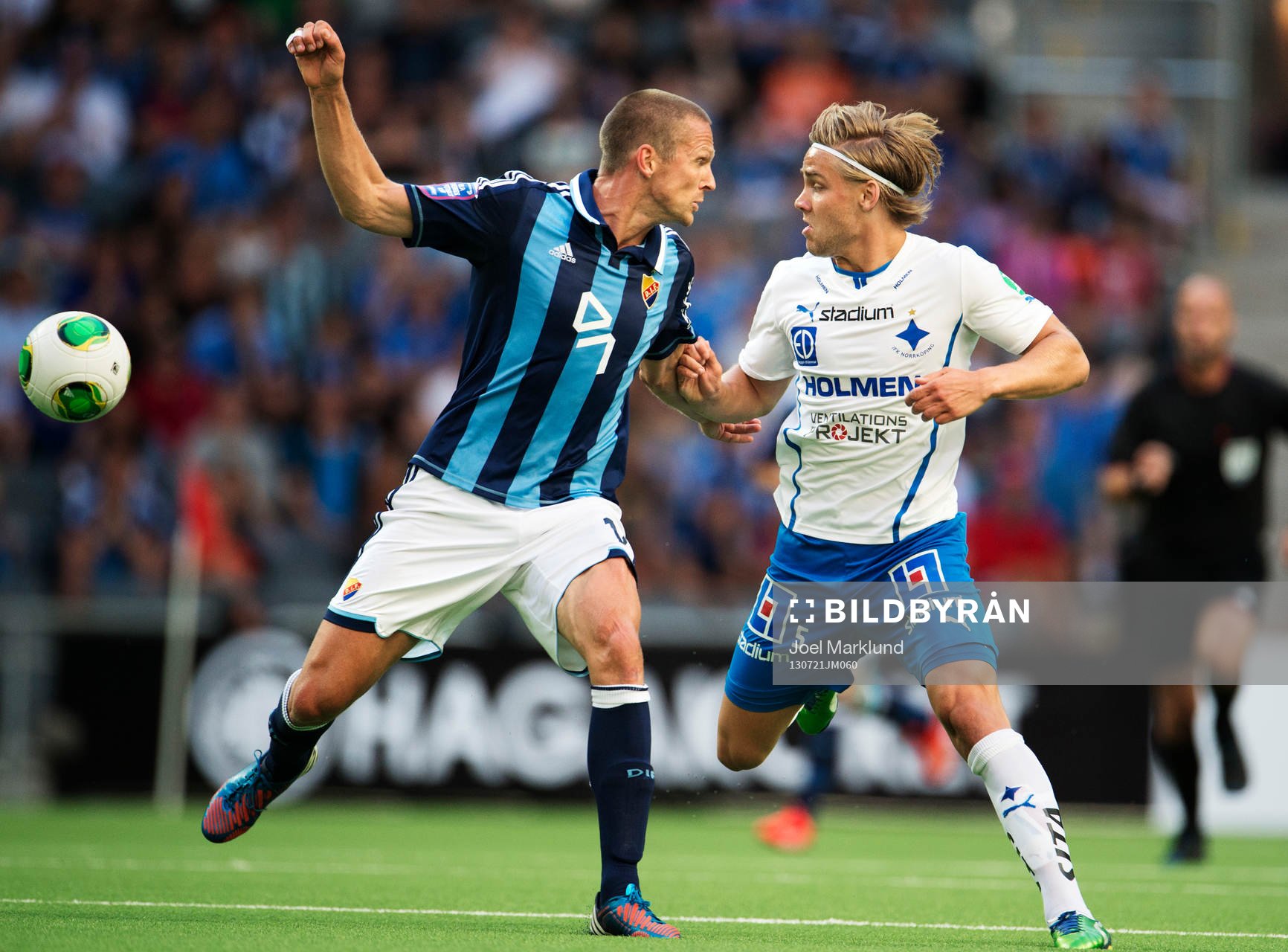 Djurgårdens Mattias Östberg utmanas av Norrköpings