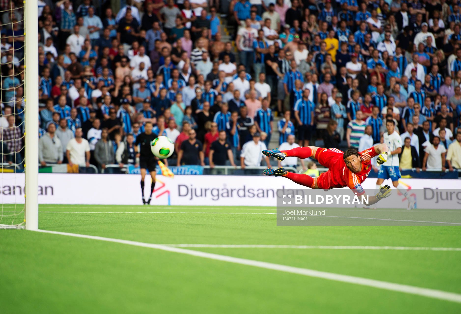 Djurgårdens målvakt Kenneth Höie ser bollen gå utanför