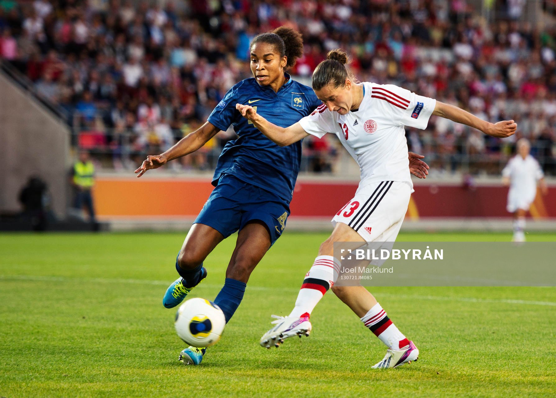 Frankrikes Laura Georges lyckas inte stoppa Danmarks Johanna Rasmussen när hon gör 0-1 under kvartsfinalen mellan Frankrike och Danmark under dam-EM i fotboll den 22 juli 2013 i Linköping.