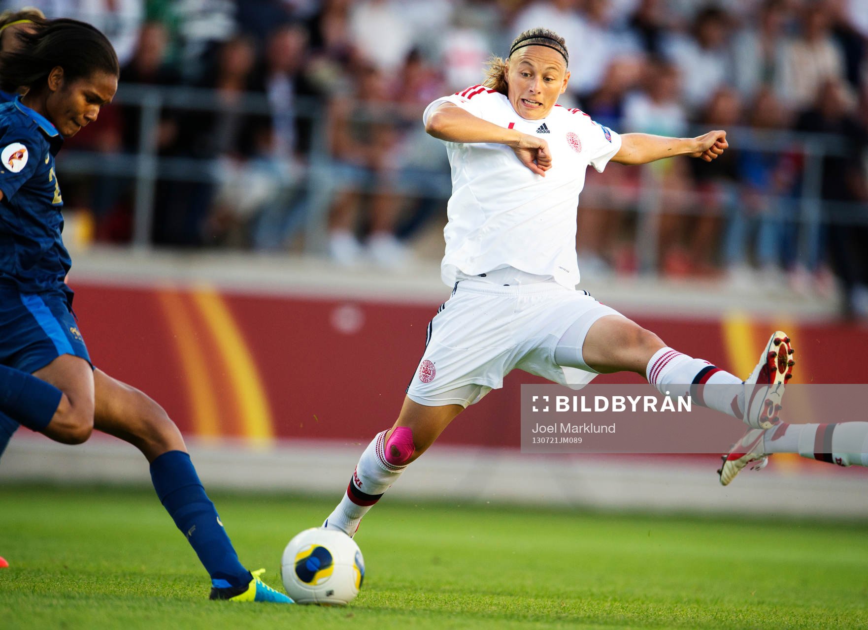 Frankrikes Wendie Renard och Danmarks Mariann Knudsen