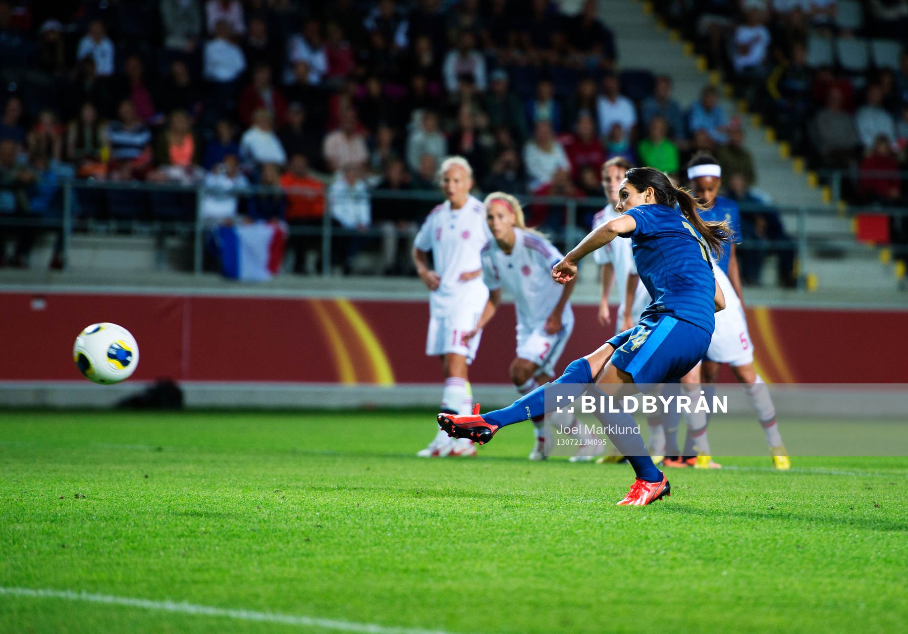 Frankrikes Louisa Necib skjuter in 1-1 på straff under kvartsfinalen mellan Frankrike och Danmark under dam-EM i fotboll den 22 juli 2013 i Linköping.