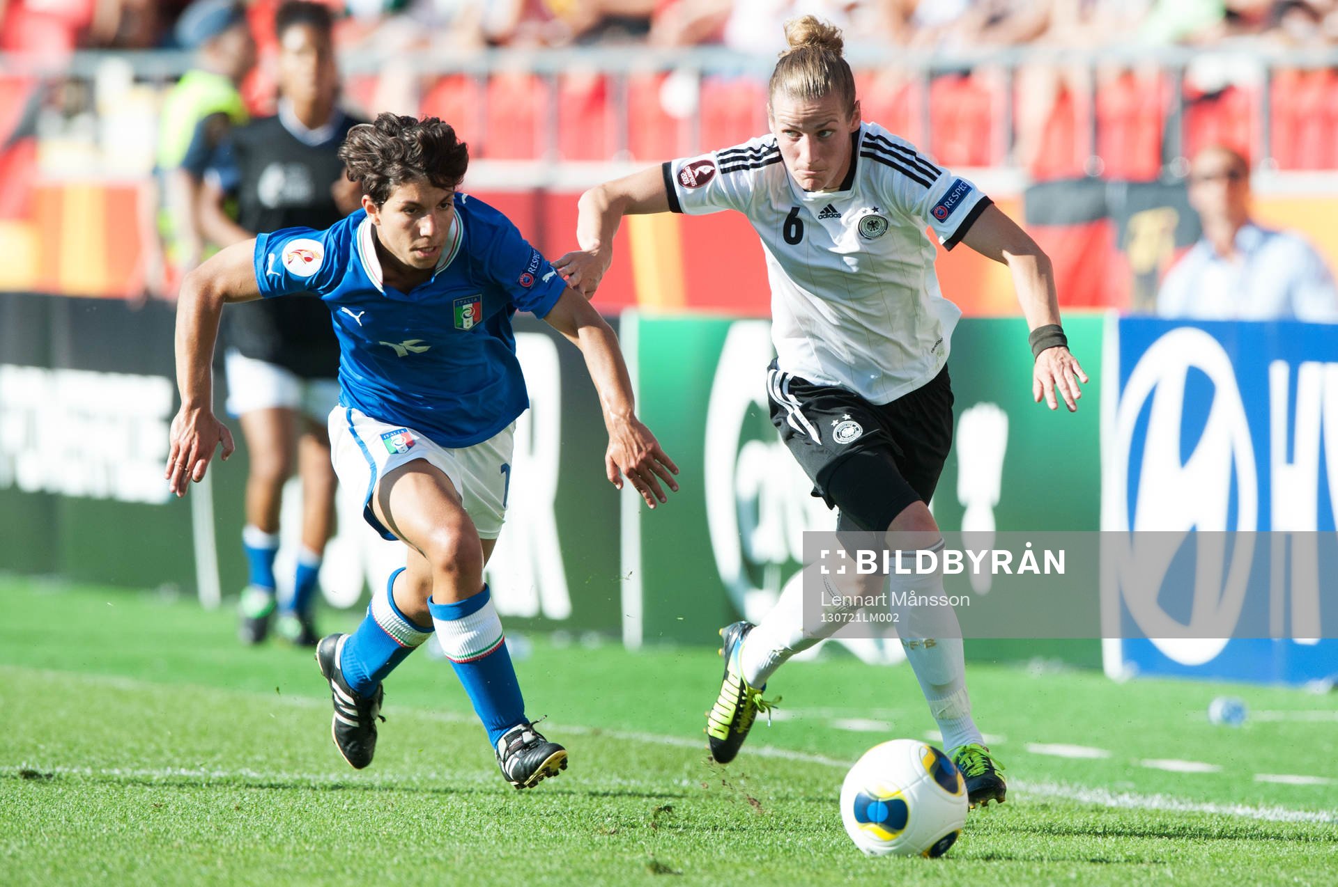 Fotboll, dam-EM, kvartsfinal, Italien - Tyskland: Målskytten Simone Laudehr, Tyskland, sprintar ifrån en italienska