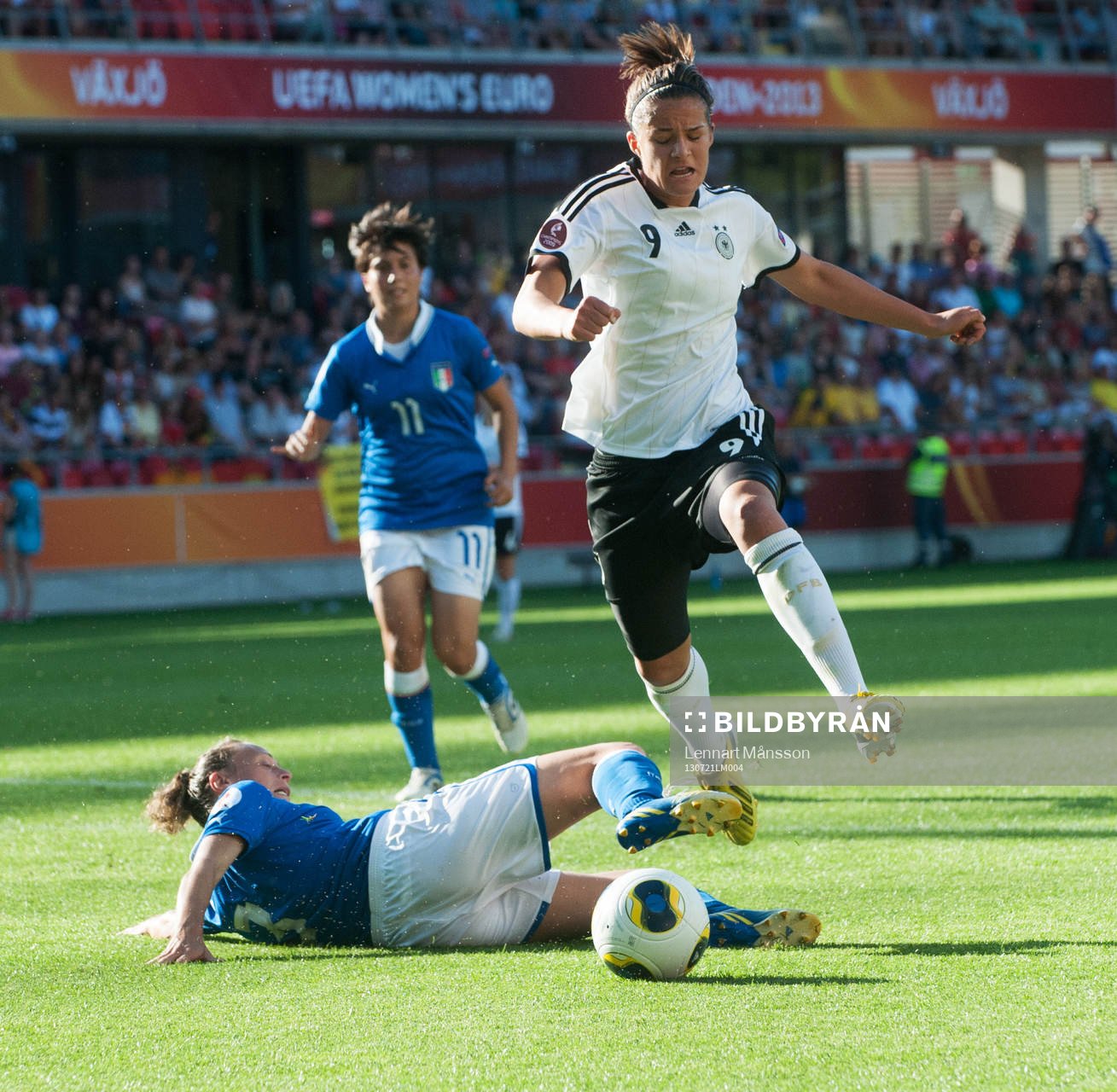 Fotboll, dam-EM, kvartsfinal, Italien - Tyskland: Lena Lotzen, Tyskland och Roberta D´Adda, Italien