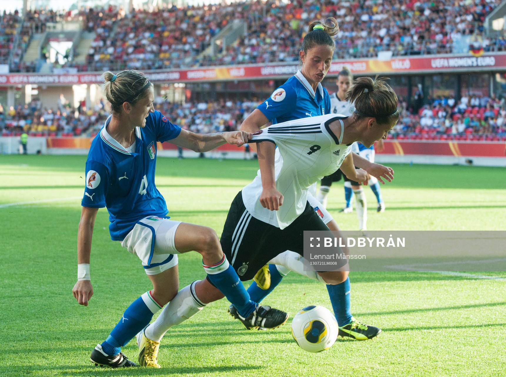 Alessia Tuttino, Italien, drar i tröjan Lena Lotzen,