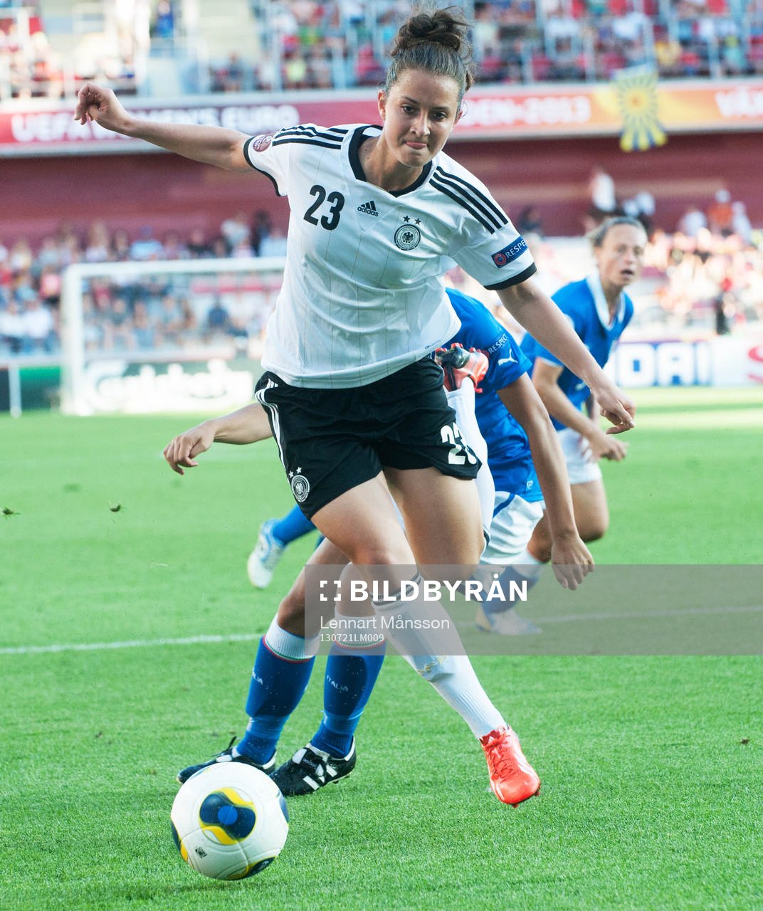 Sara Däbritz, Tyskland, flyger förbi Federicia Di