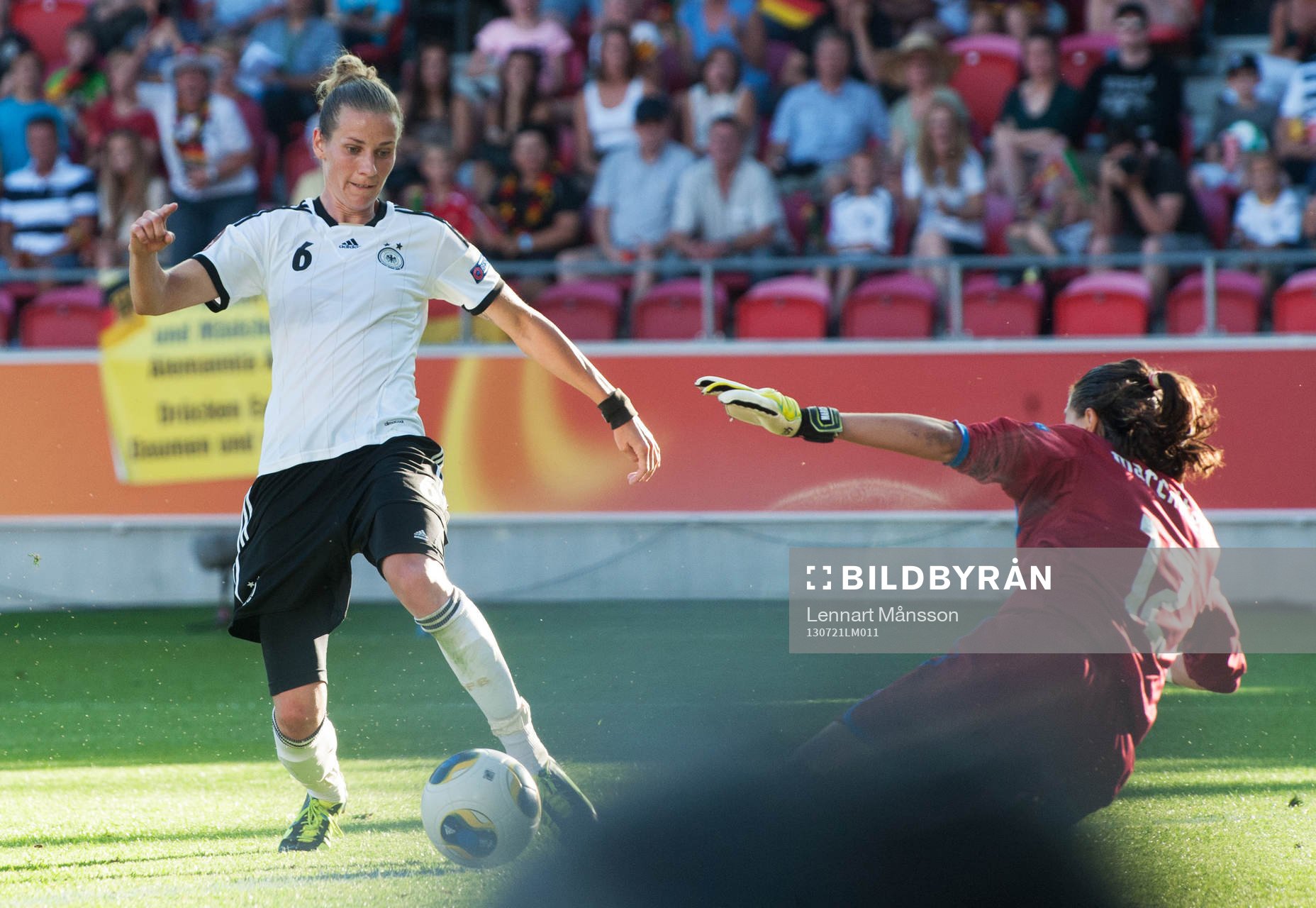 Fotboll, dam-EM, kvartsfinal, Italien - Tyskland: Målskytten Simone Laudehr, Tyskland, friläge mot Chiara Marchitelli, målvakt, Italien