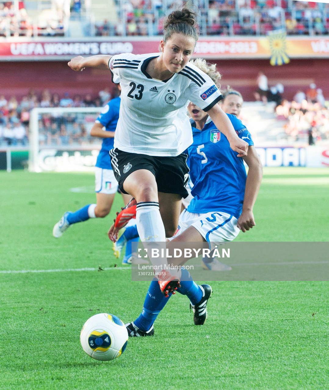 Sara Däbritz, Tyskland, flyger förbi Federicia Di