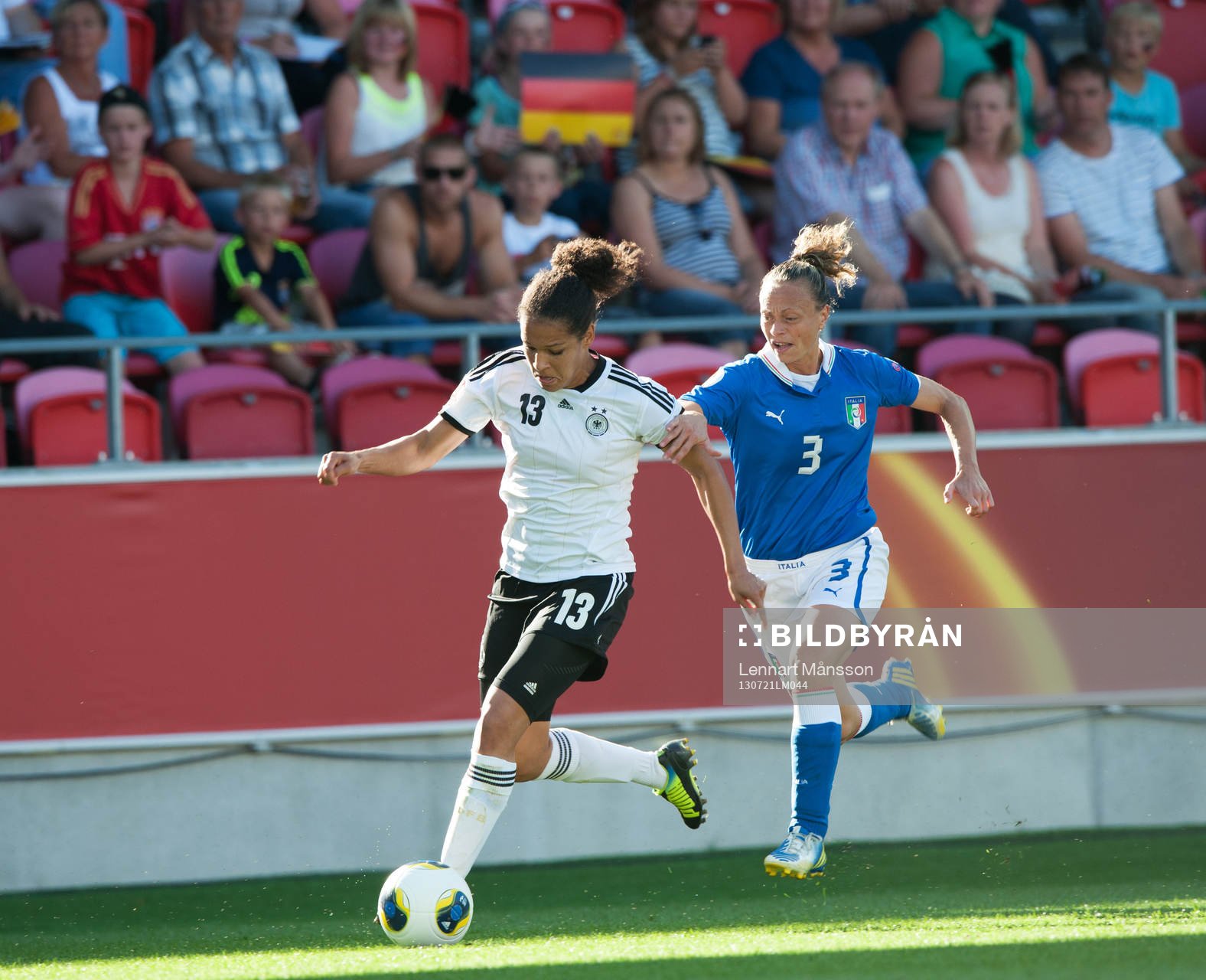 Fotboll, dam-EM, kvartsfinal, Italien - Tyskland: Celia Okoyino Da Mbabi, Tyskland och Roberta D´Abba, Italien