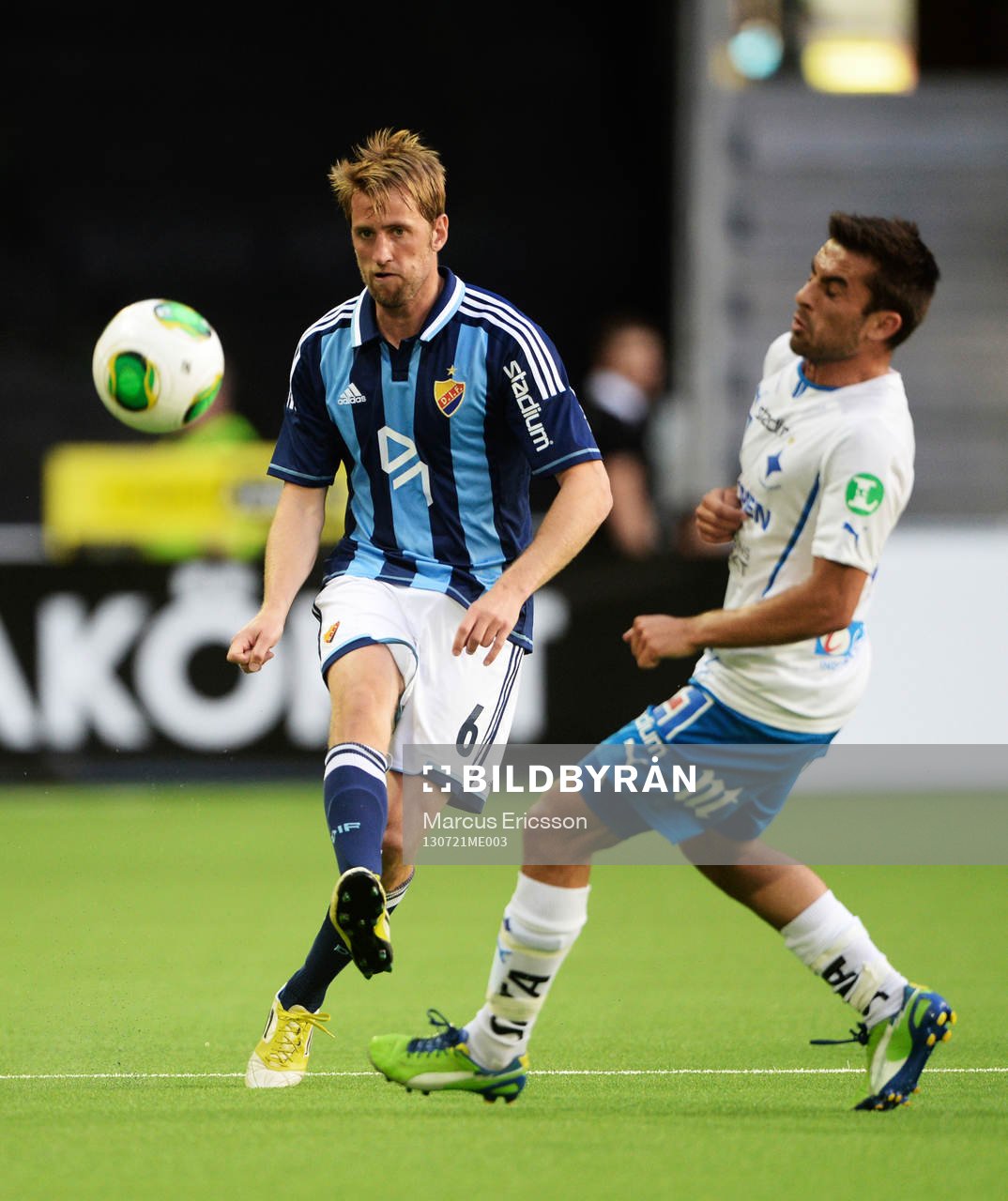 Djurgårdens Peter Nymann Mikkelsen, spelar fram bollen