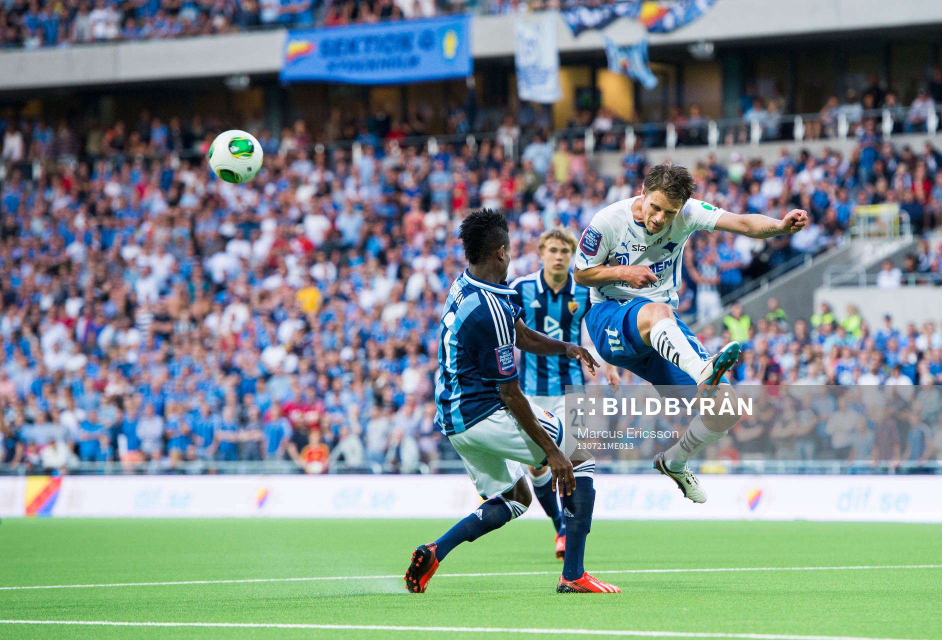 IFK Norrköpings Gunnar Heidar Thorvaldsson rensar undan