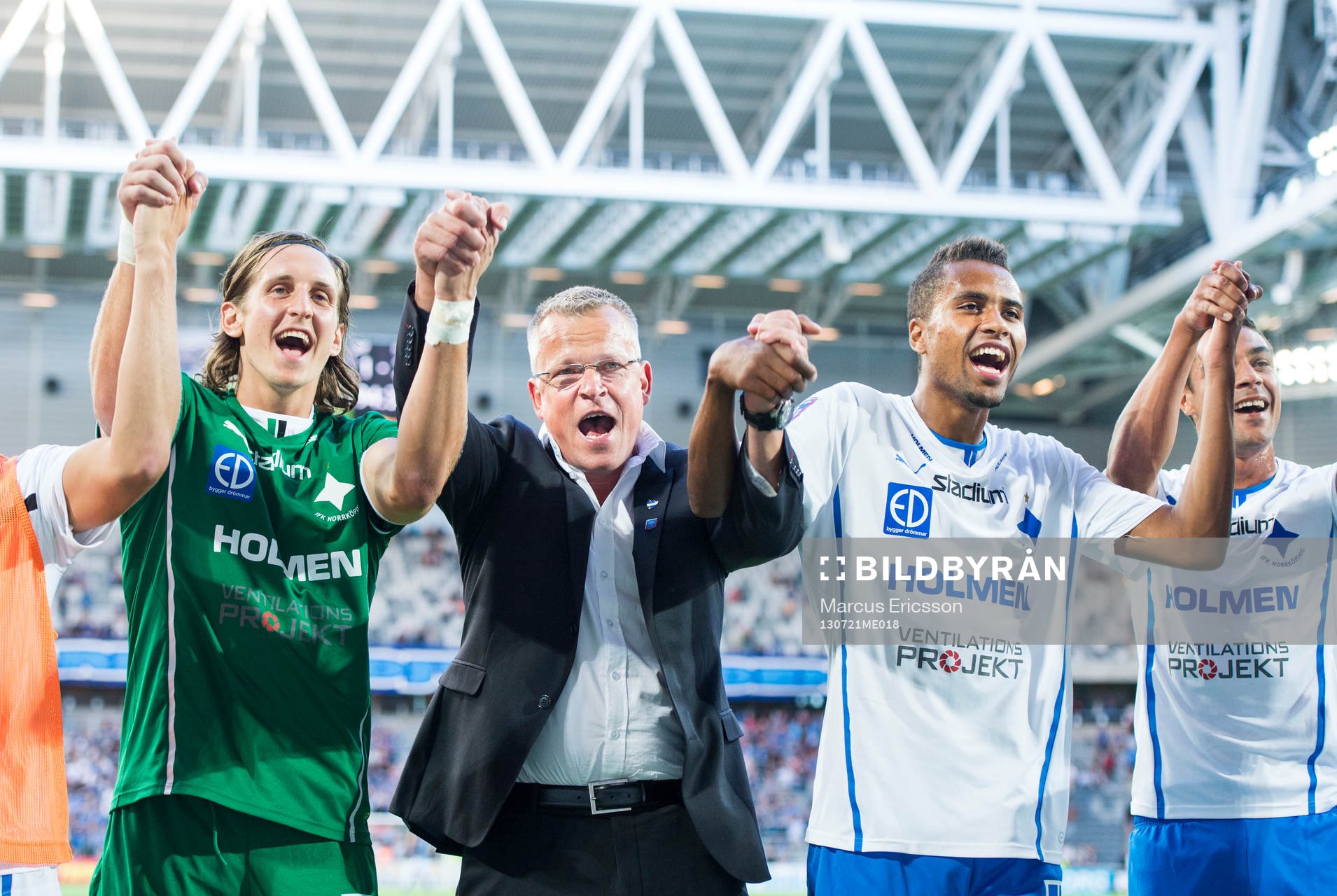 IFK Norrköpings tränare Jan Andersson jublar tillsammans med målvakten David Mitov Nilsson och Isaac Kiese Thelin efter fotbollsmatchen i Allsvenskan mellan Djurgården och Norrköping den 21 juli 2013 i Stockholm.
