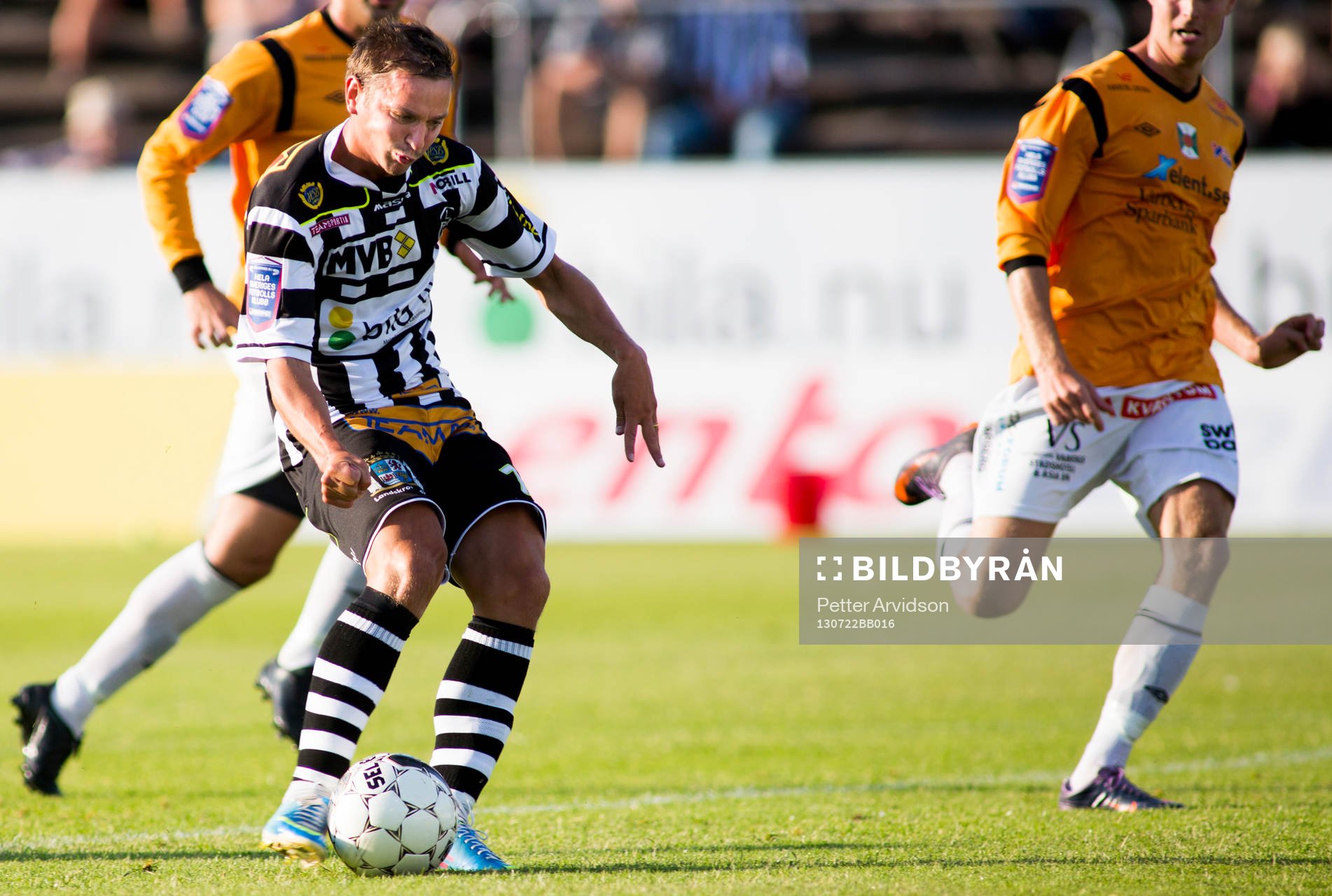 Landskornas Fredrik Olsson gör 1-0 i fotbollsmatchen i