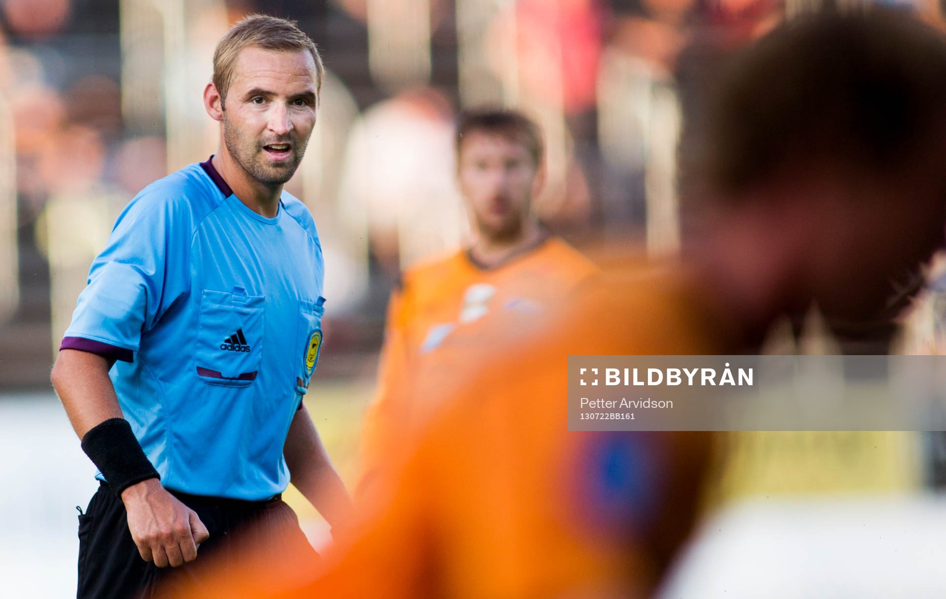 Domaren Jim Petersson från Motala i fotbollsmatchen i