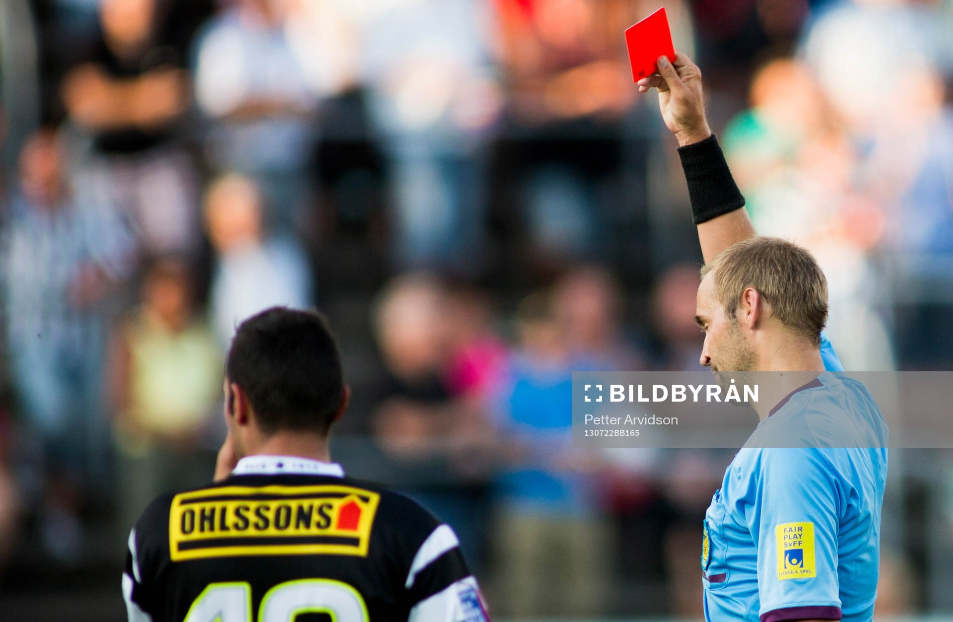 Domaren Jim Petersson från Motala höjer det röda kortet