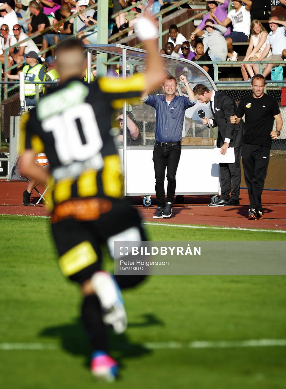 Mål 1-1 av Häckens  Moestafa El Kabir (i oskärpan) -
