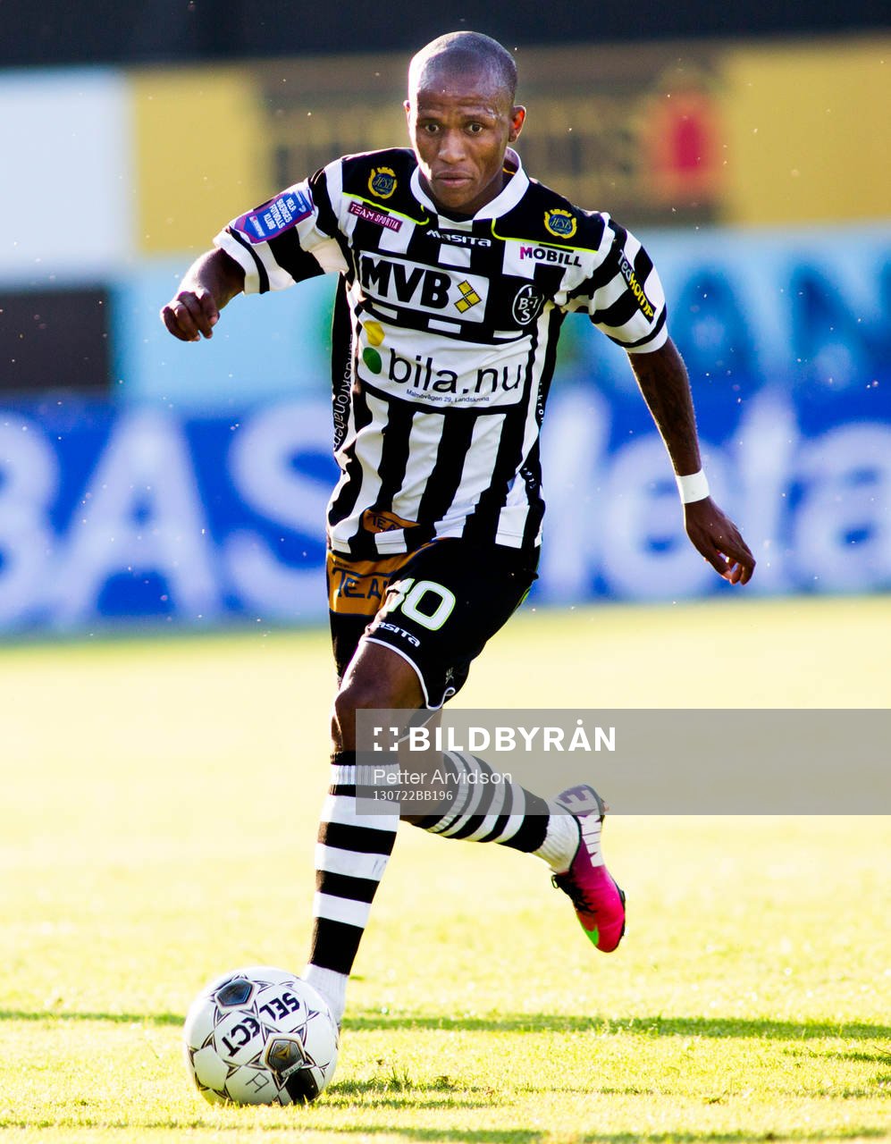 Landskronas Amethyst Bradley Ralani i fotbollsmatchen i