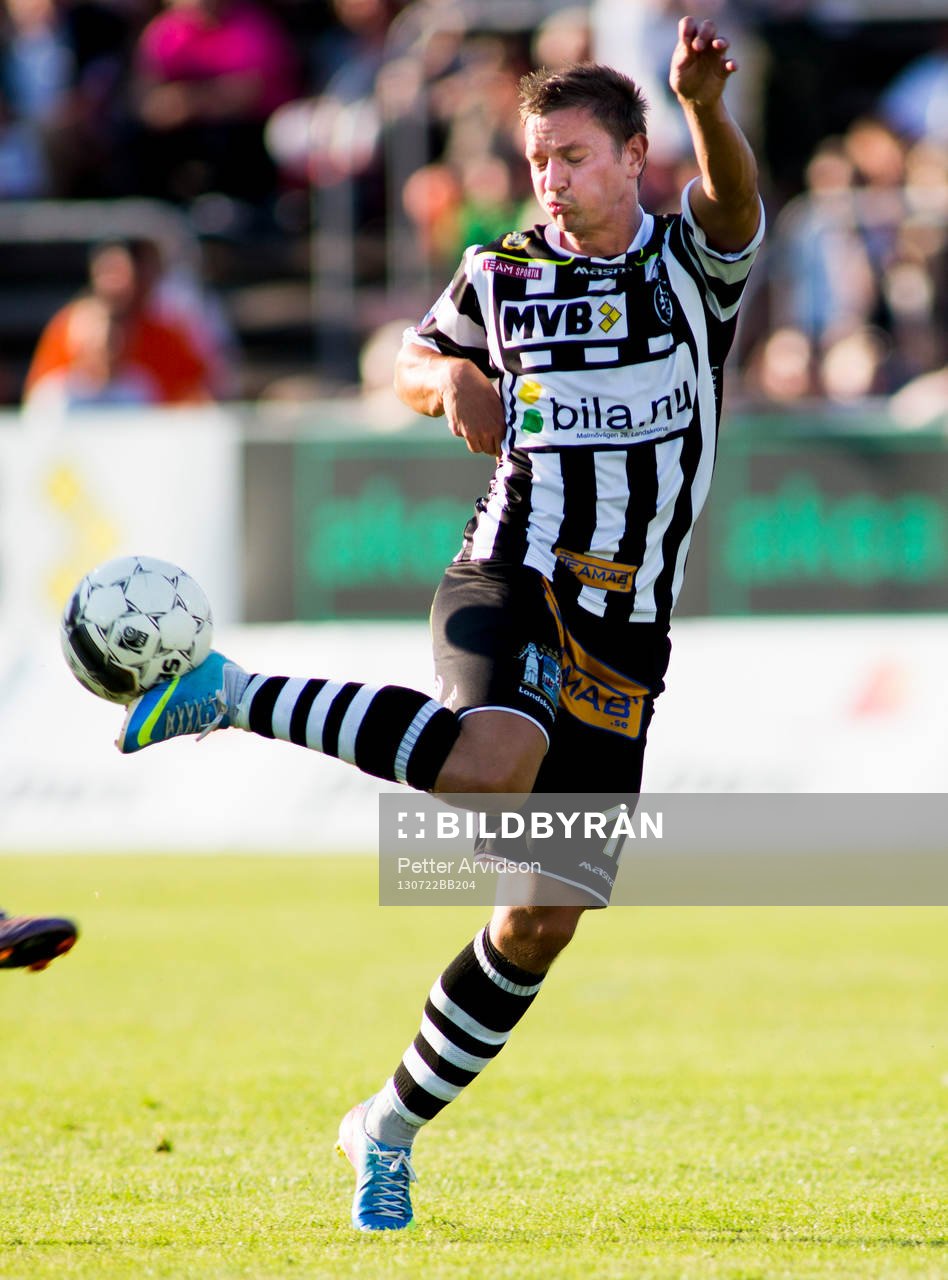Landskronas Fredrik Olsson i fotbollsmatchen i Superettan