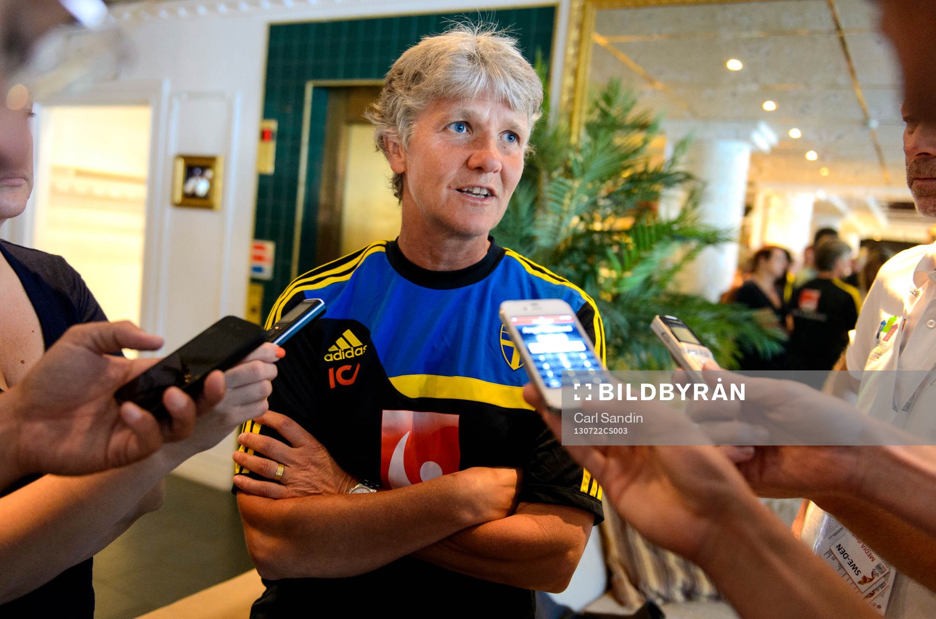 Sveriges förbundskapten Pia Sundhage blir intervjuad