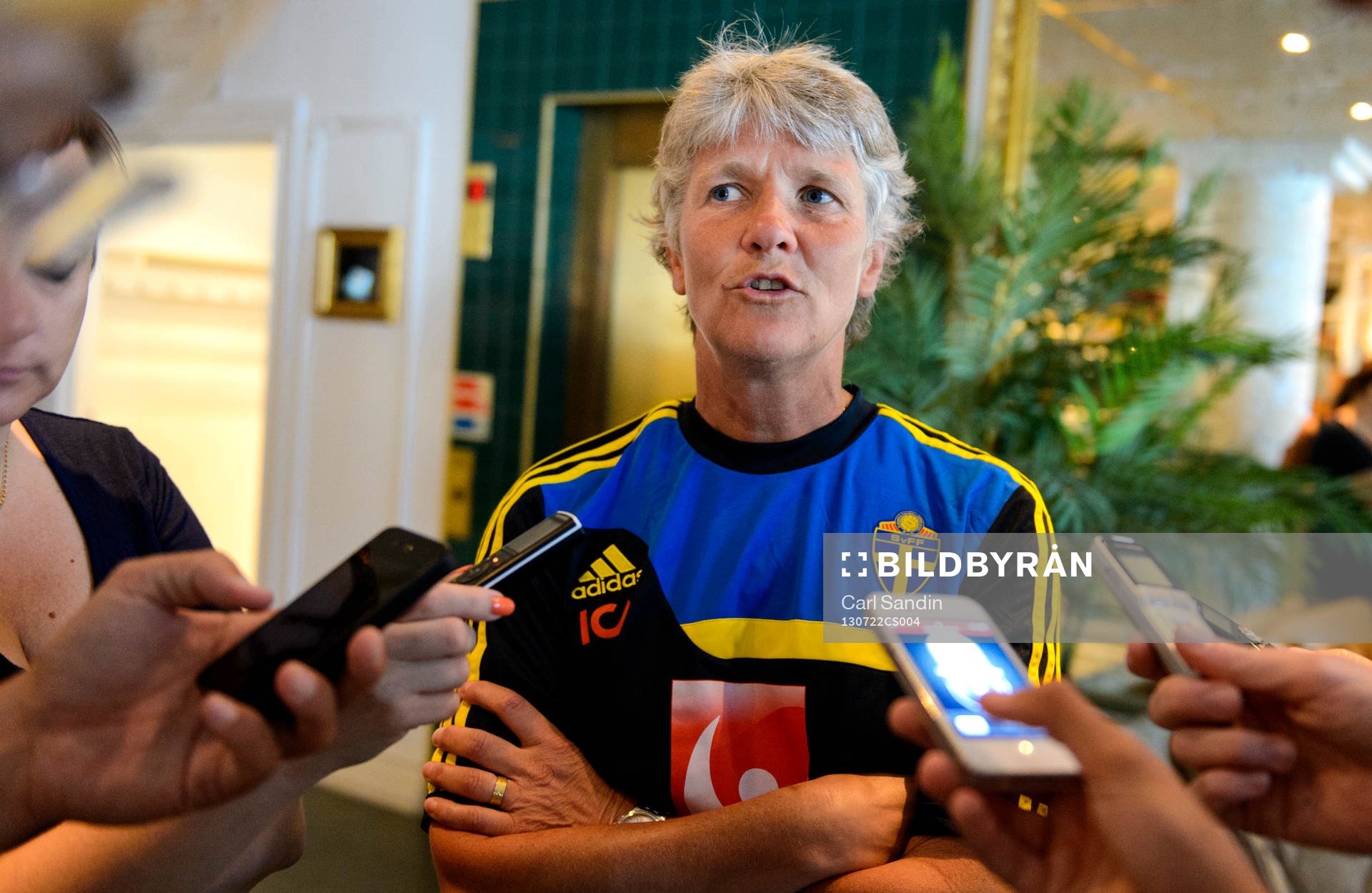Sveriges förbundskapten Pia Sundhage blir intervjuad
