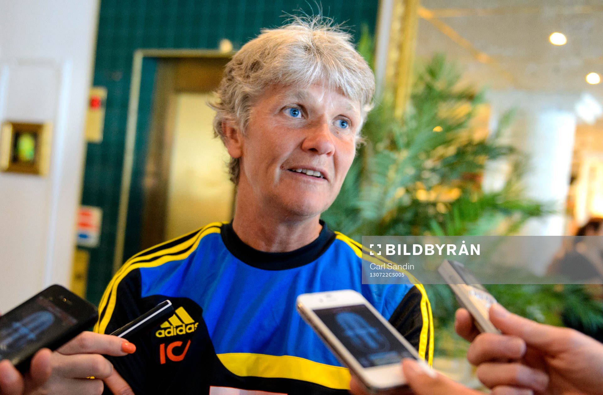 Sveriges förbundskapten Pia Sundhage blir intervjuad