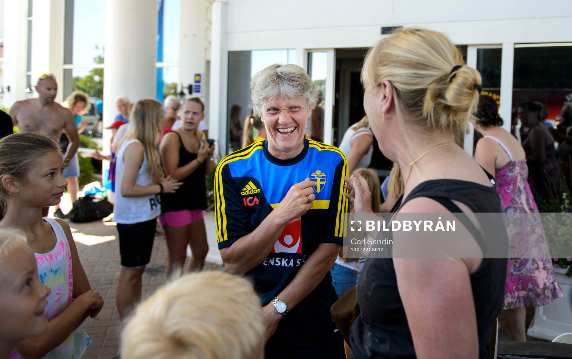 Sveriges förbundskapten Pia Sundhage utanför hotellet