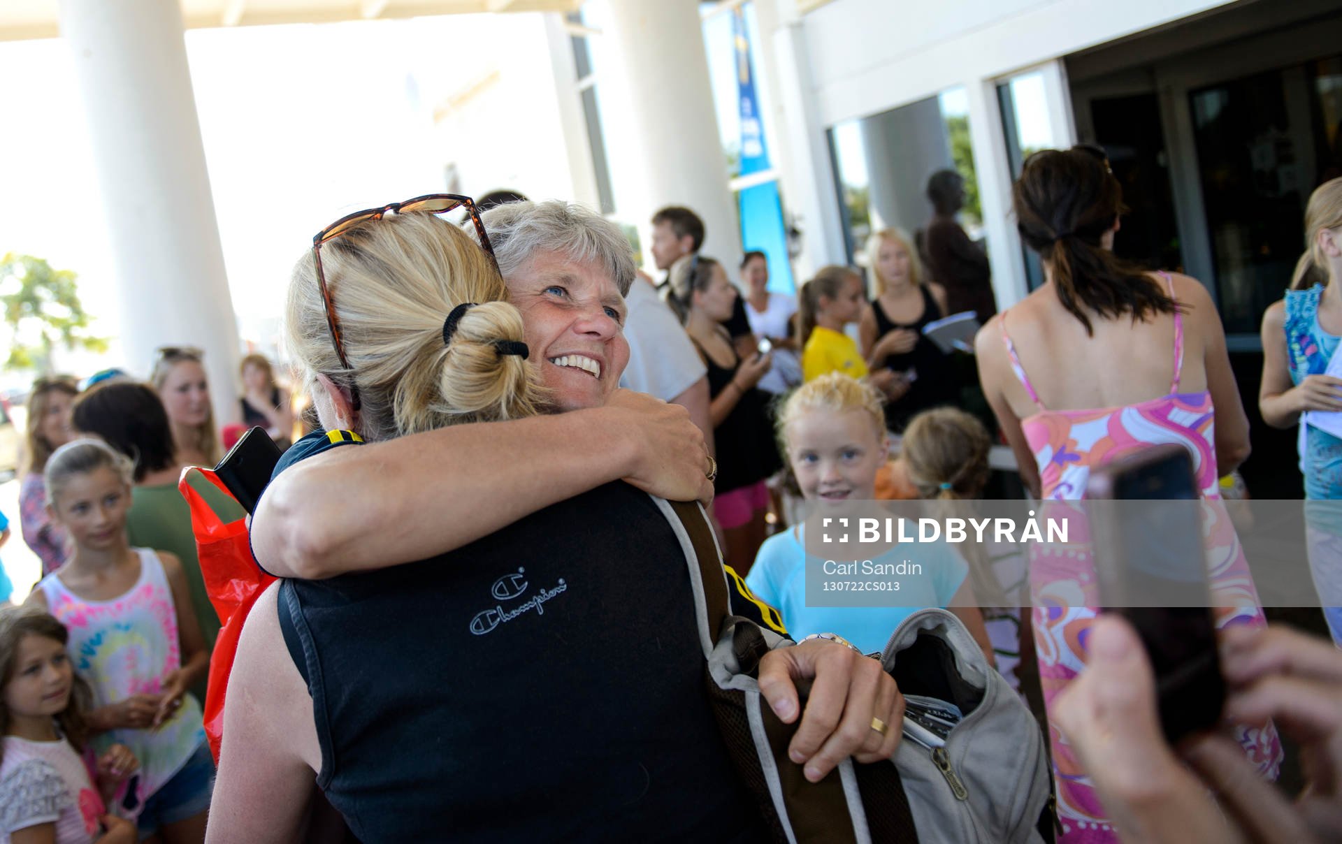 Sveriges förbundskapten Pia Sundhage kramar om en