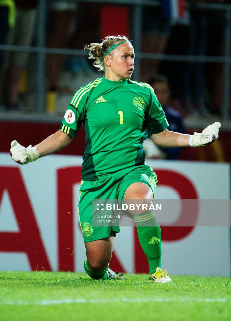 Danmarks målvakt Stina Pedersen jublar efter att ha räddat en straff under kvartsfinalen mellan Frankrike och Danmark under dam-EM i fotboll den 22 juli 2013 i Linköping.