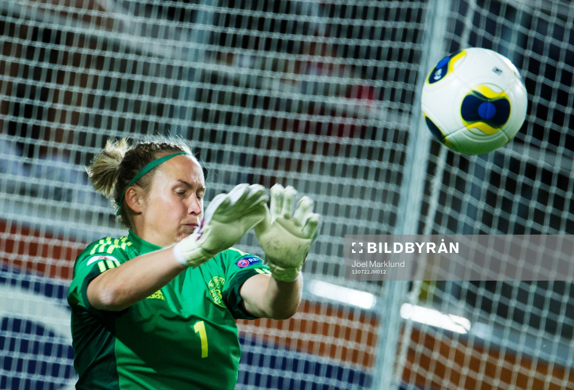 Danmarks målvakt Stina Pedersen räddar en straff under kvartsfinalen mellan Frankrike och Danmark under dam-EM i fotboll den 22 juli 2013 i Linköping.